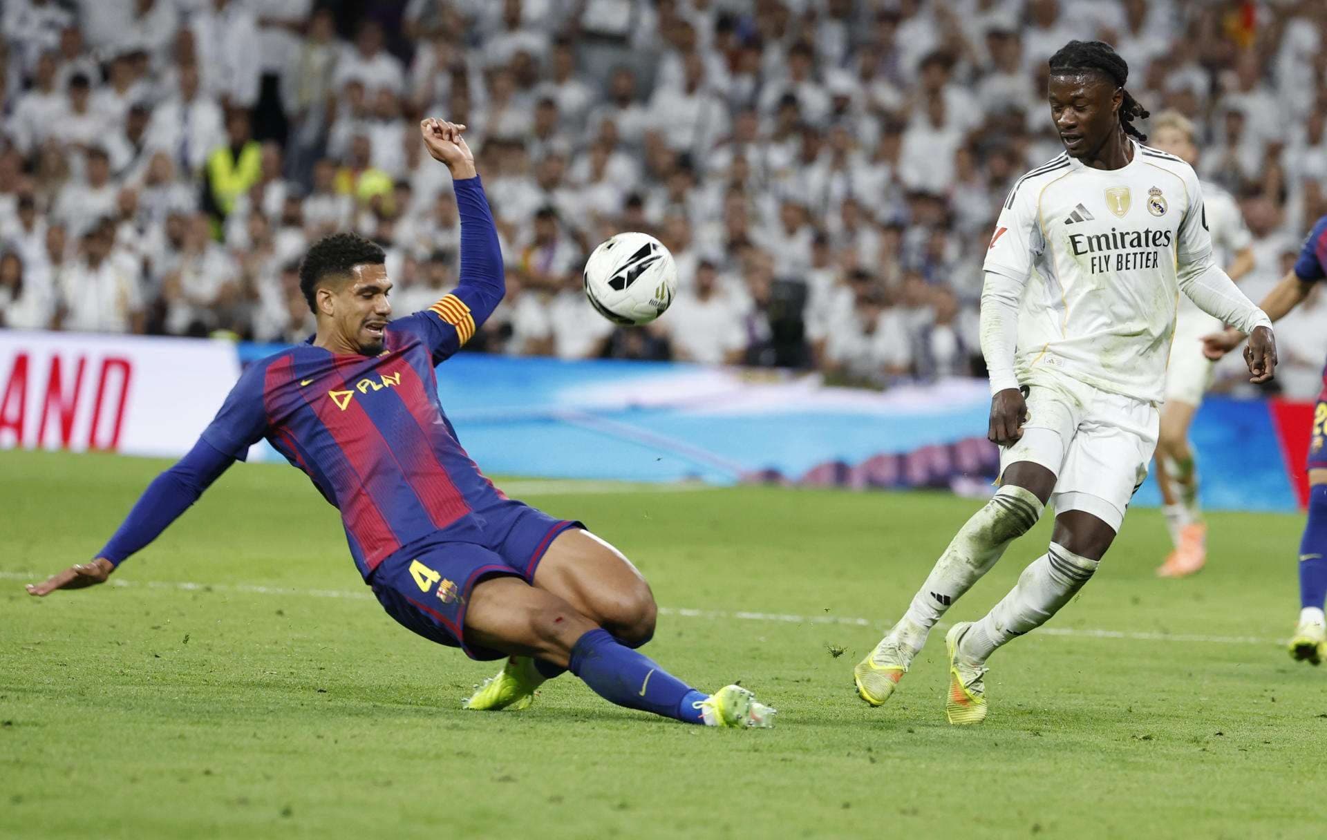 El defensa del FC Barcleona, Ronald Araujo (i) y el centrocampista del Real Madrid Aurelien Tchouameni, durante el partido de la décima jornada de LaLiga EA Sports, que Real Madrid y FC Barcelona disputaron en el estadio Santiago Bernabéu. EFE/ Chema Moya