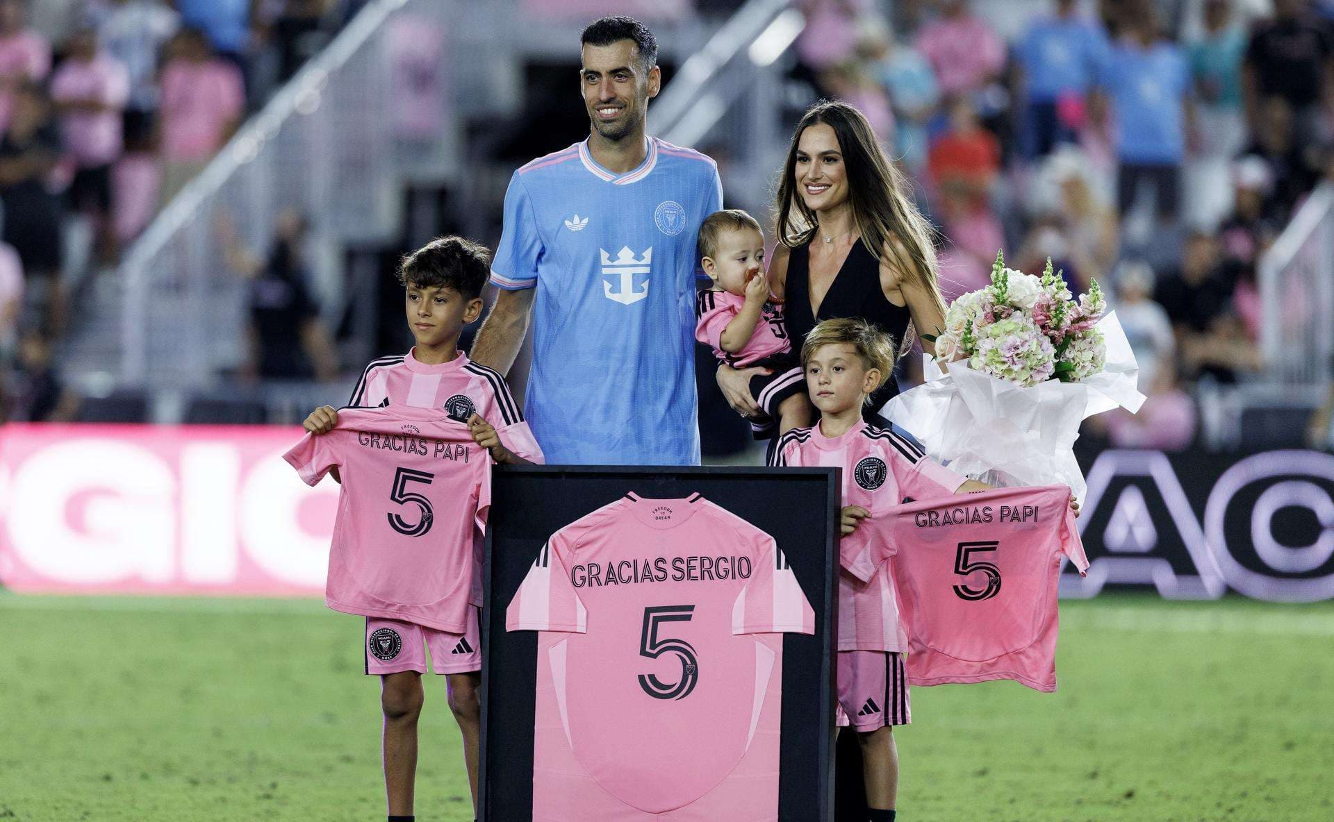 El centrocampista español Segio Busquets posa con su familia durante un homenaje tributado este sábado por el Inter Miaimi en Fort Lauderdale a propósito de su decisión de poner fin a su carrera al final de la temporada. EFE/EPA/CRISTOBAL HERRERA-ULASHKEVICH