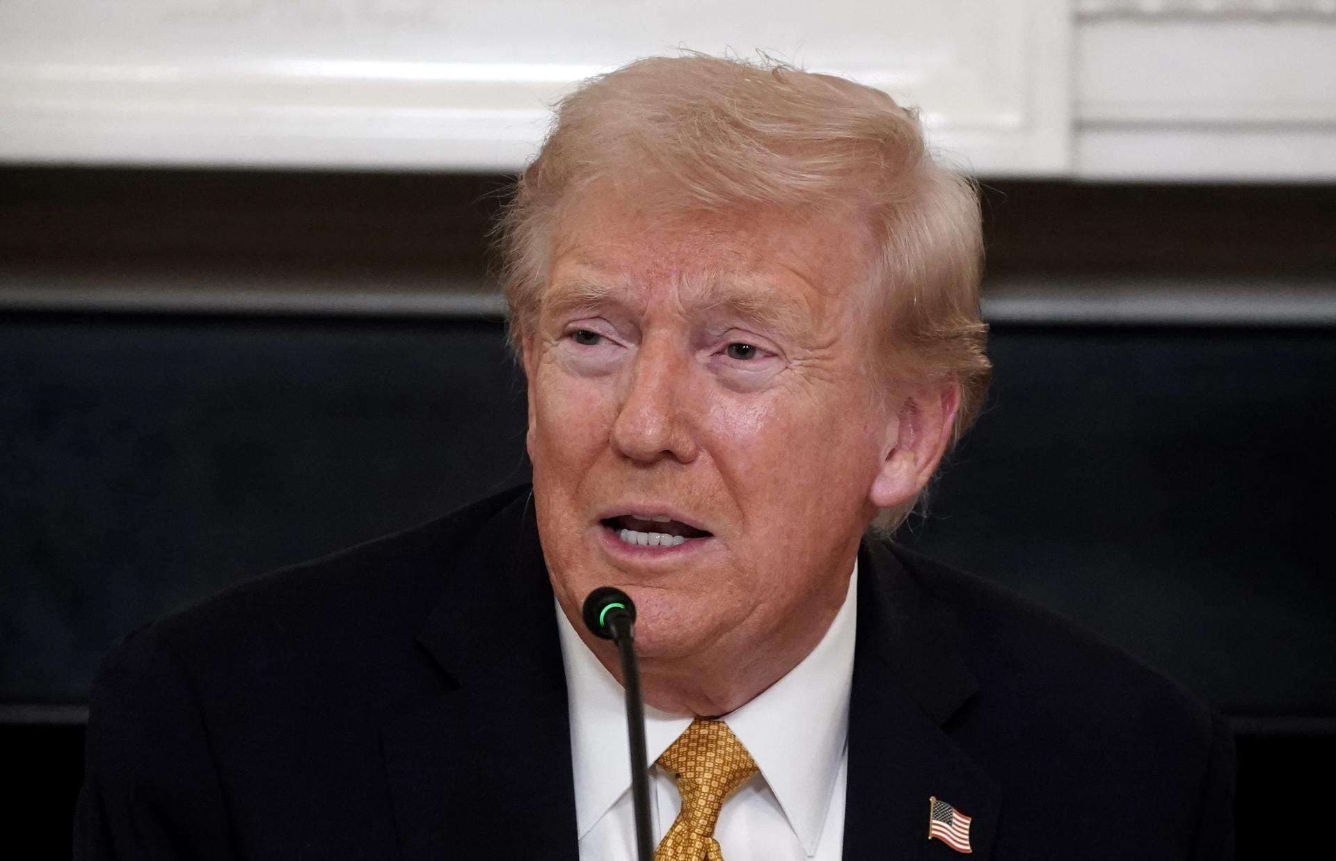 El presidente de Estados Unidos, Donald Trump, habla durante una mesa redonda en la Casa Blanca en Washington, DC, EE. UU., el 23 de octubre de 2025. EFE/WILL OLIVER / POOL POOL