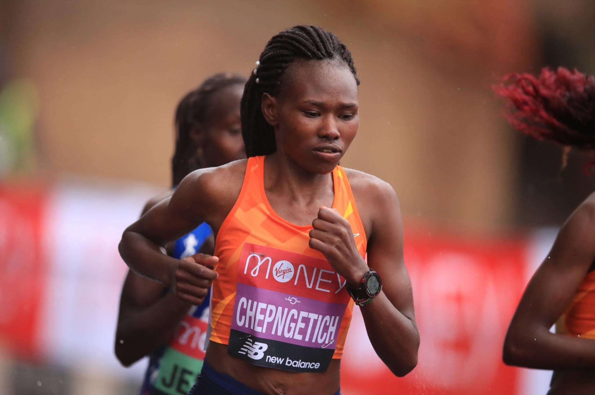 Fotografia de Adam Davy (pool), en la que puede verse en una imagen de archivo del 4 de octubre de 2020 a la keniana Ruth Chepngetich durante una prueba. EFE