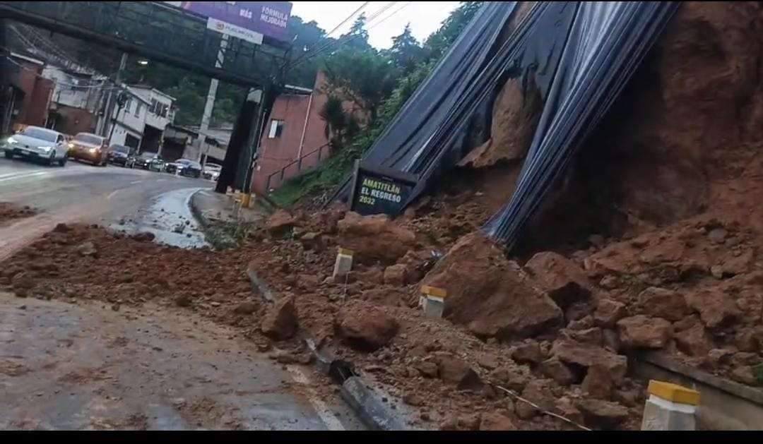 ¡Precaución! Derrumbe obliga a cerrar carril en Santa Catarina Pinula