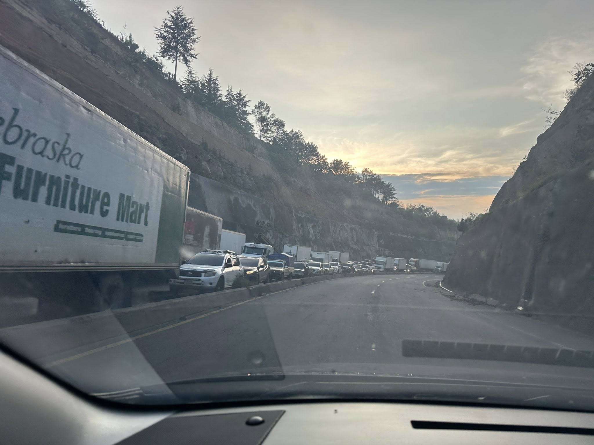 Accidente en ruta Interamericana bloquea carriles y provoca largas filas de vehículos