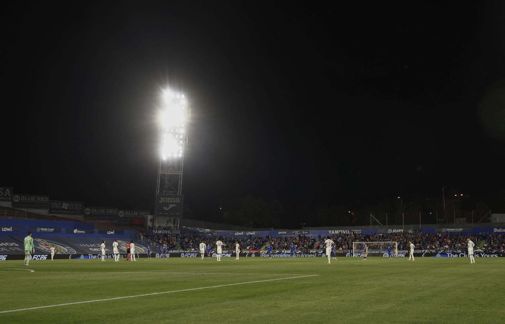 Los jugadores de ambos equipos realizan los segundos de parón en forma de protesta contra el partido en Miami este domingo, durante el partido de la jornada 9 de LaLiga EA Sports que Getafe y Real Madrid disputan en el Coliseum, en Getafe (Comunidad de Madrid). EFE/ Sergio Pérez