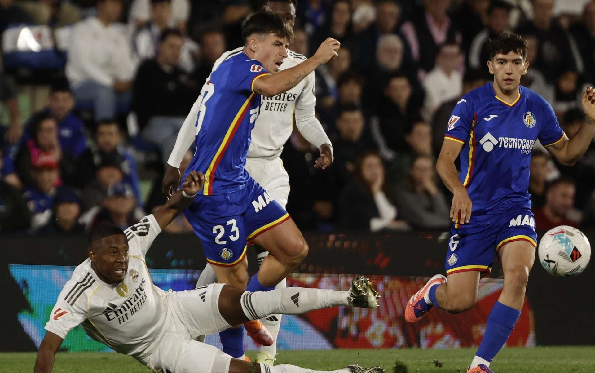 El delantero del Getafe Adrián Liso (2i) pelea un balón ante el defensa del Real Madrid David Alaba (i) este domingo, durante el partido de la jornada 9 de LaLiga EA Sports que Getafe y Real Madrid disputaron en el Coliseum, en Getafe (Comunidad de Madrid). EFE/ Sergio Pérez