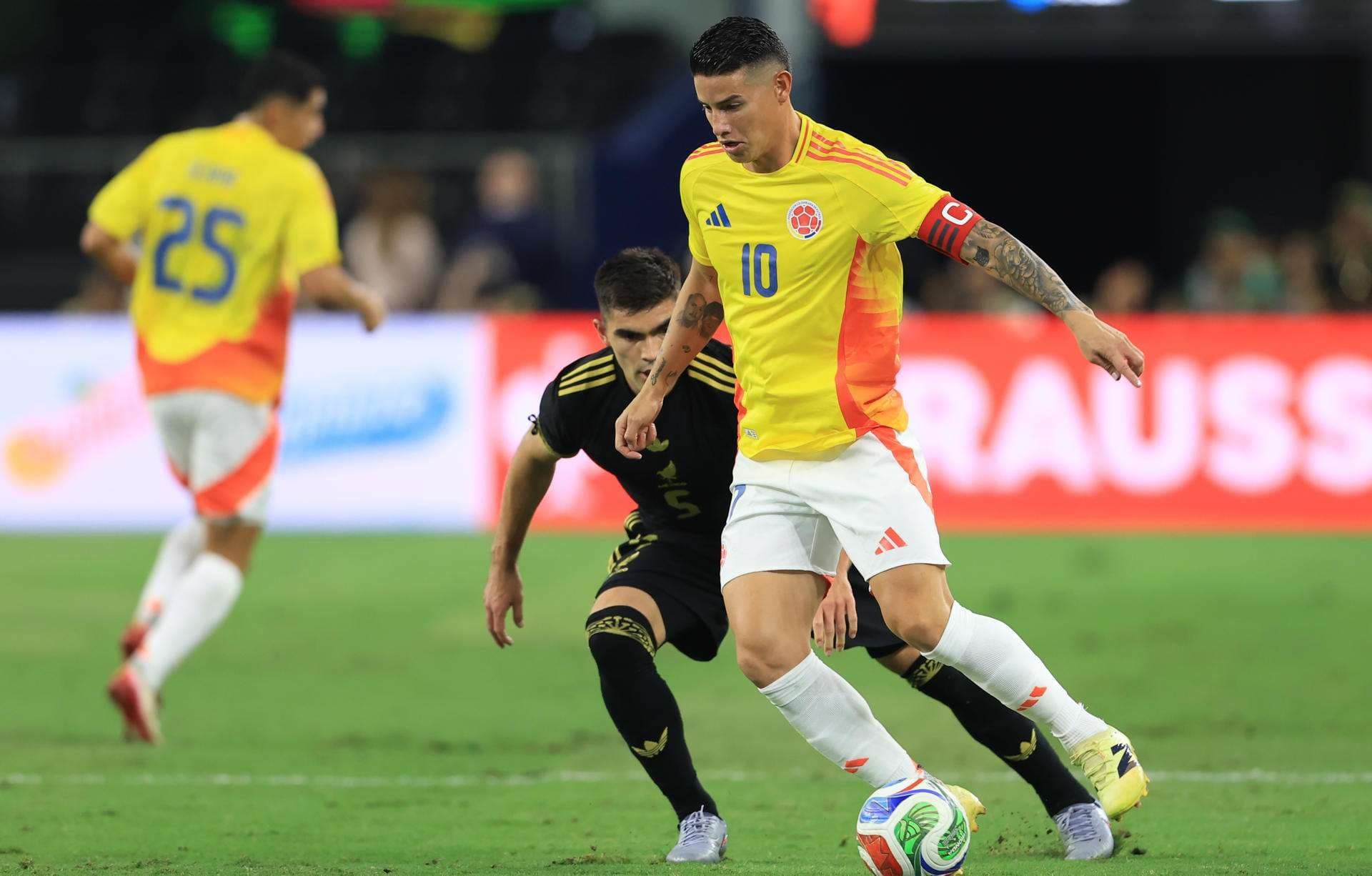 Johan Vásquez (i), de México, marca a James Rodríguez, de Colombia, durante un partido amistoso para el Mundial 2026 en el estadio AT&T en Arlington (EE.UU.). EFE/Carlos Ramírez