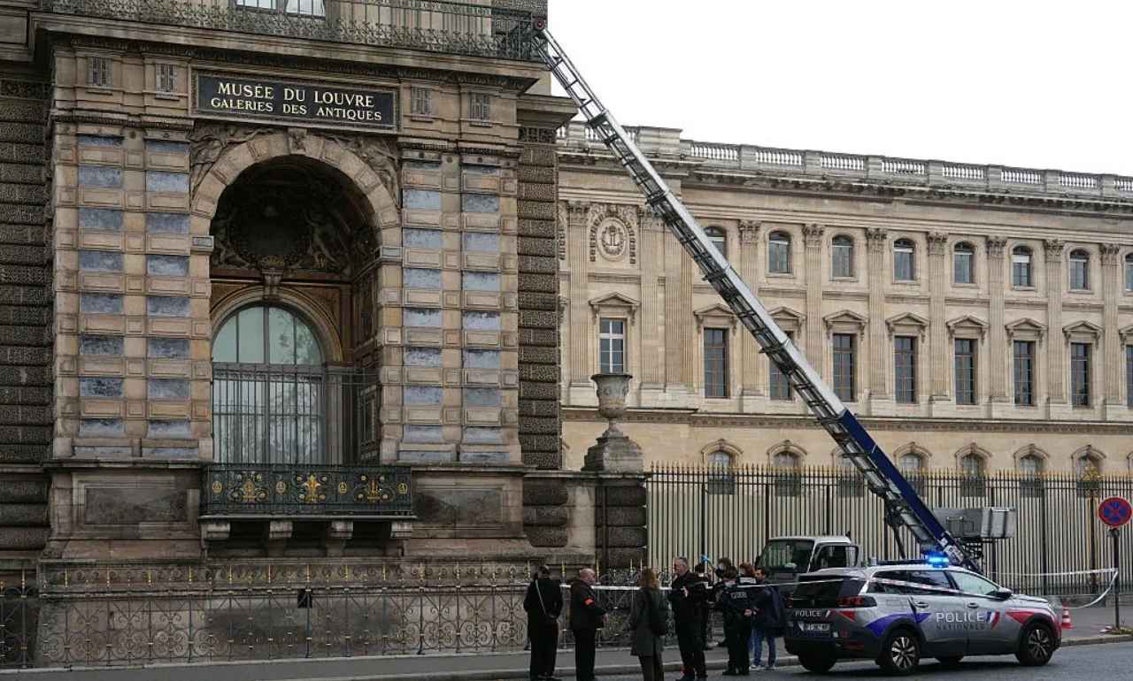 Nueva pista podría esclarecer el audaz robo de joyas en el Museo del Louvre