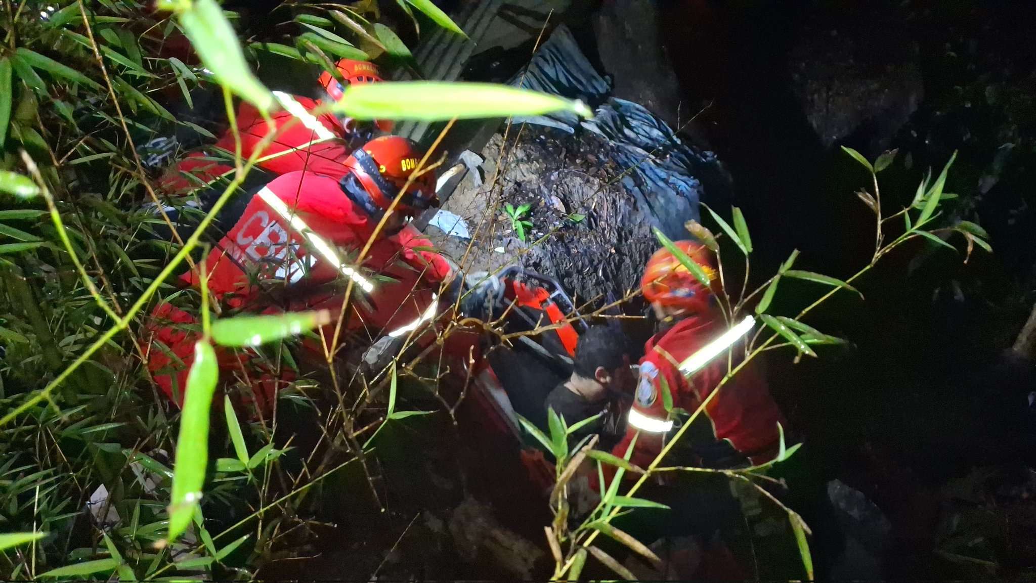 Hombre sobrevive tras caer a un barranco de 30 metros