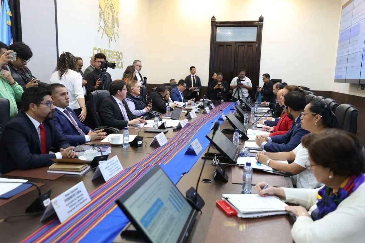 Diputado Estrada revela baja ejecución y "recursos parqueados" en el Presupuesto, mientras la tensión política domina la Comisión de Finanzas.