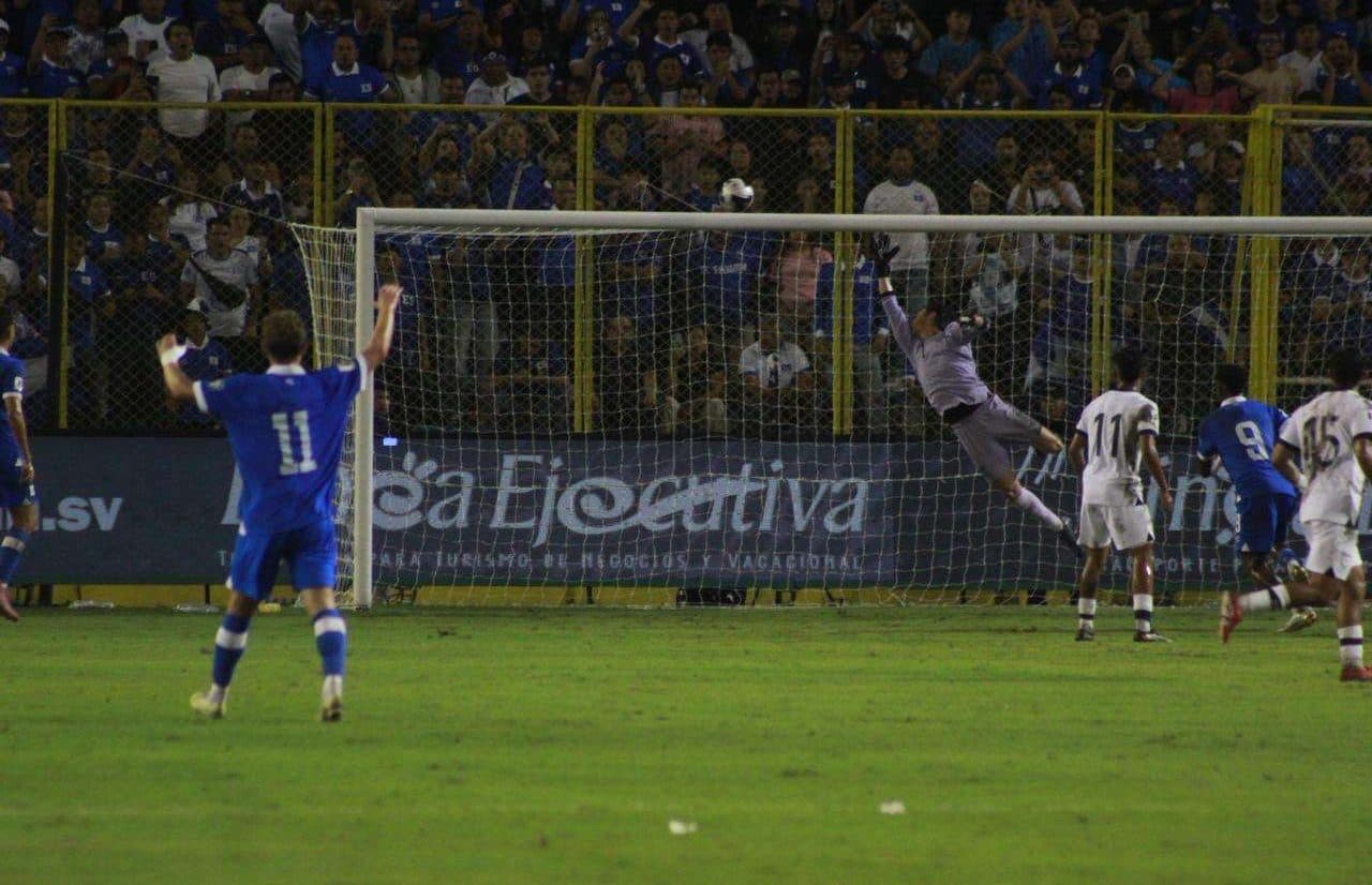 Empate tenso en el Cuscatlán: Guatemala y El Salvador luchan hasta el descanso