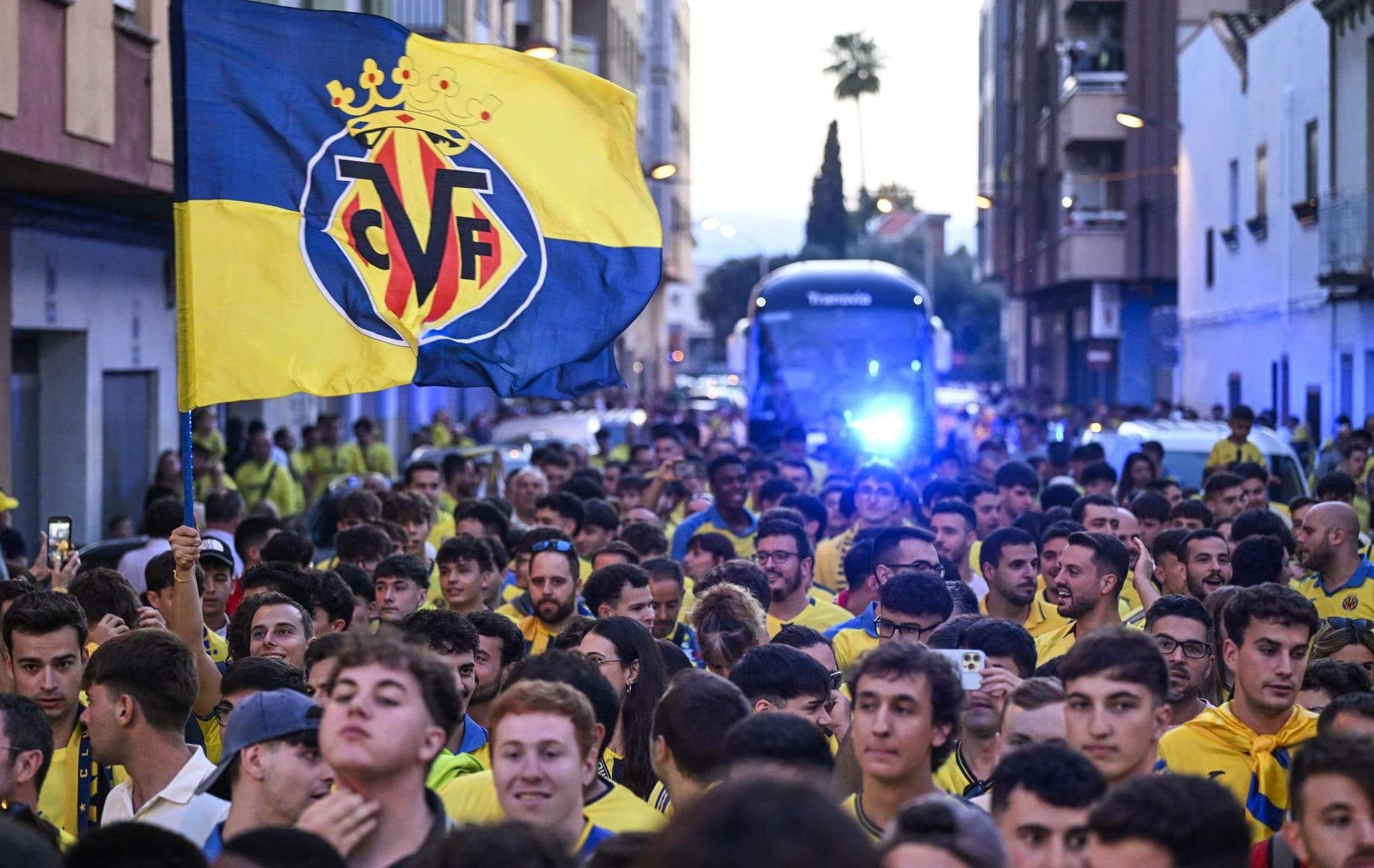 La afición del Villarreal CF recibe al equipo en las afueras del estadio antes de comenzar el partido de primera ronda de Liga de Campeones que Villarreal CF y Juventus de Turín disputaron en el estadio de La Cerámica. EFE/Andreu Esteban