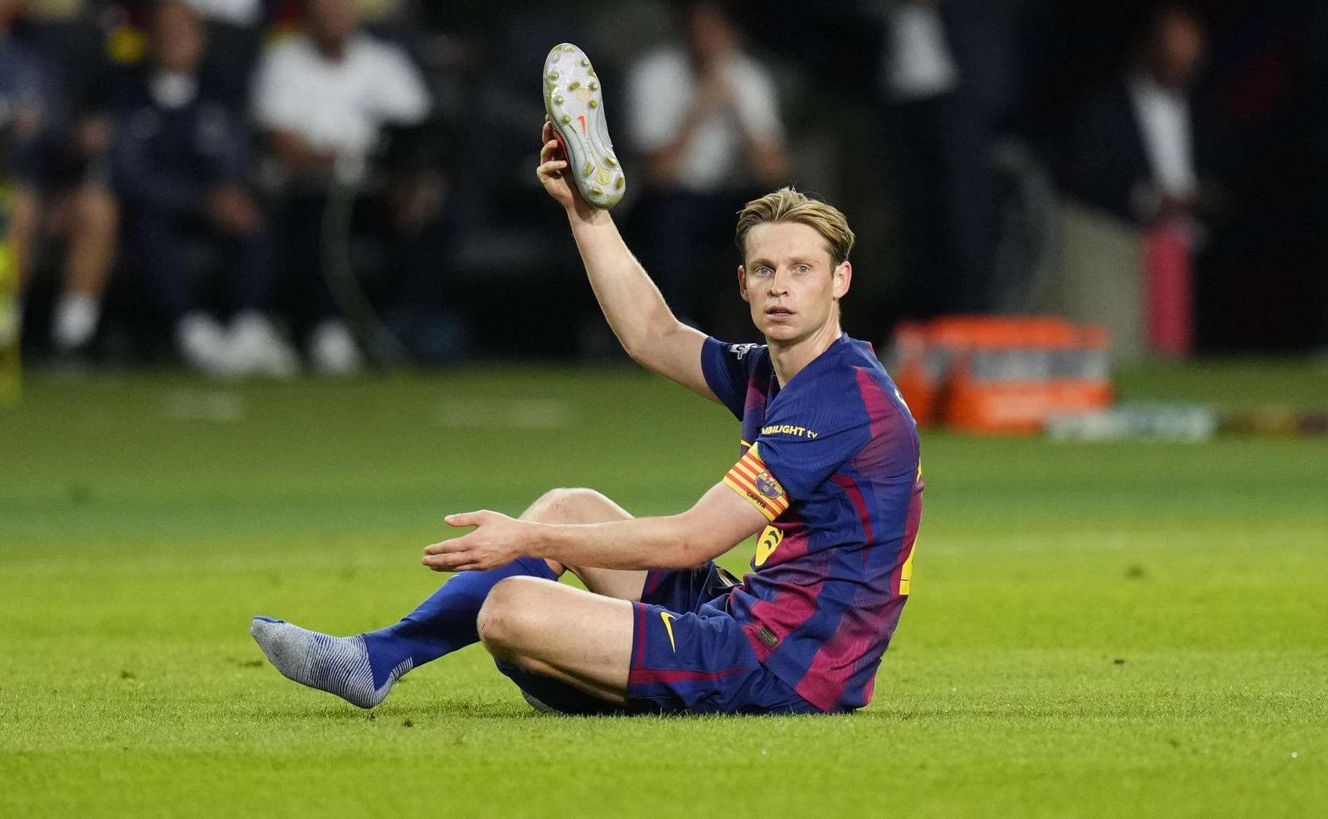 El centrocampista del Barcelona Frenkie de Jong durante el partido de la primera fase de la Liga de Campeones que FC Barcelona y PSG disputaron en el estadio olímpico Lluis Companys. EFE/Siu Wu