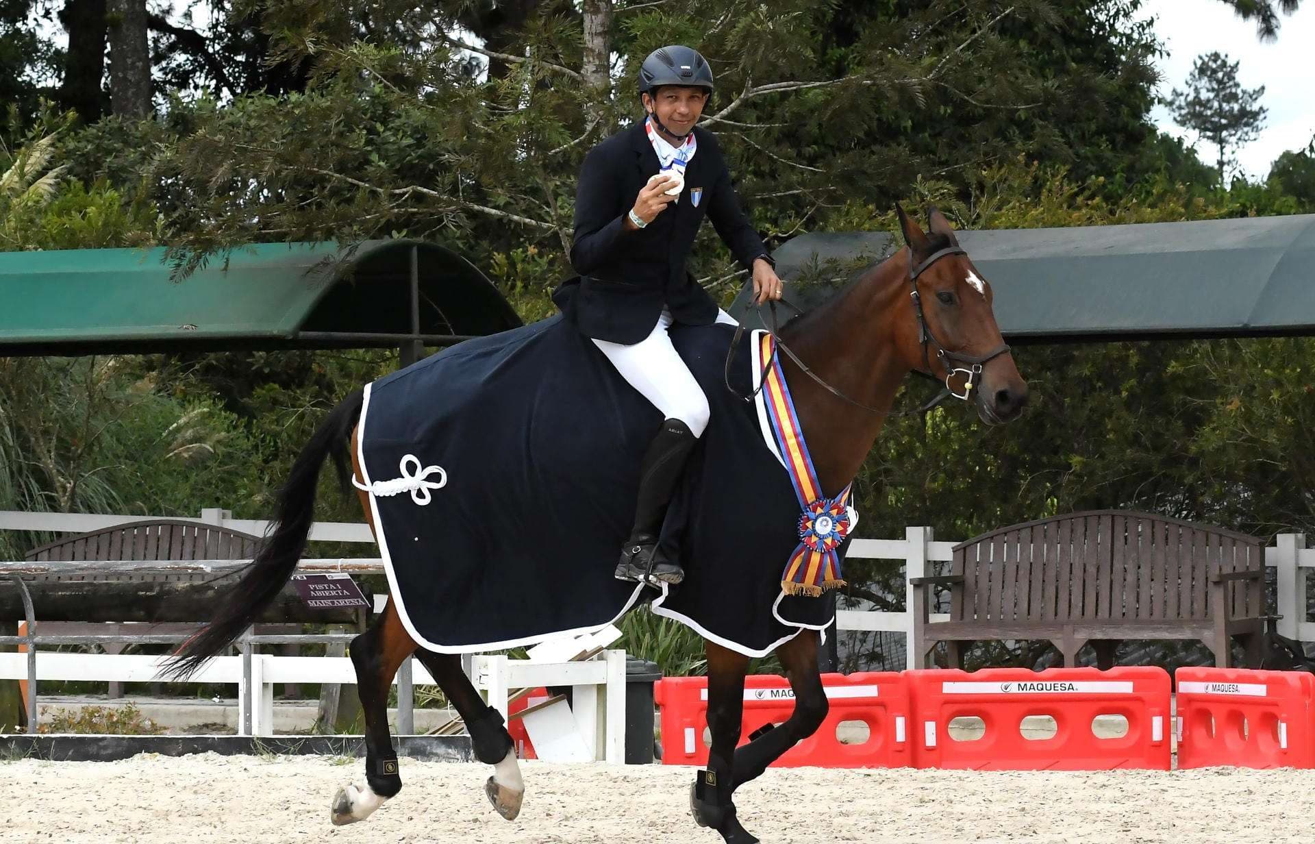 Alejandro Salazar, de Guatemala, celebra junto a su caballo Maranello la medalla de oro en la competencia de ecuestre por la categoría individual de los XII Juegos Centroamericanos, en Ciudad de Guatemala (Guatemala). EFE/Alex Cruz