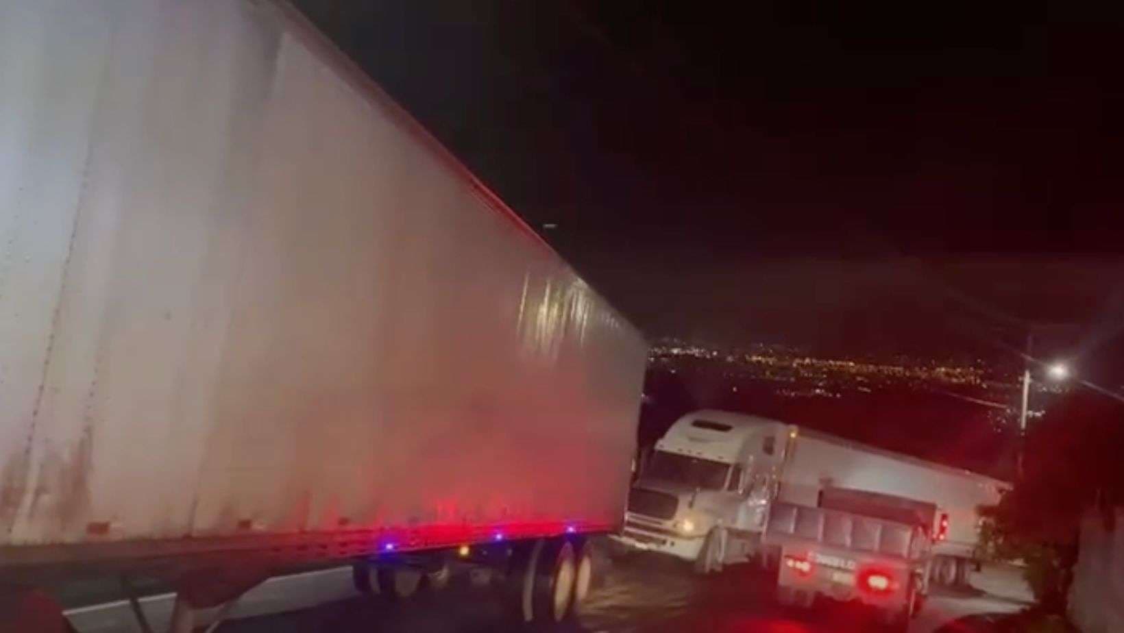 Tráileres averiados provocan fuerte congestión vehicular entre Bárcenas y Milpas Altas