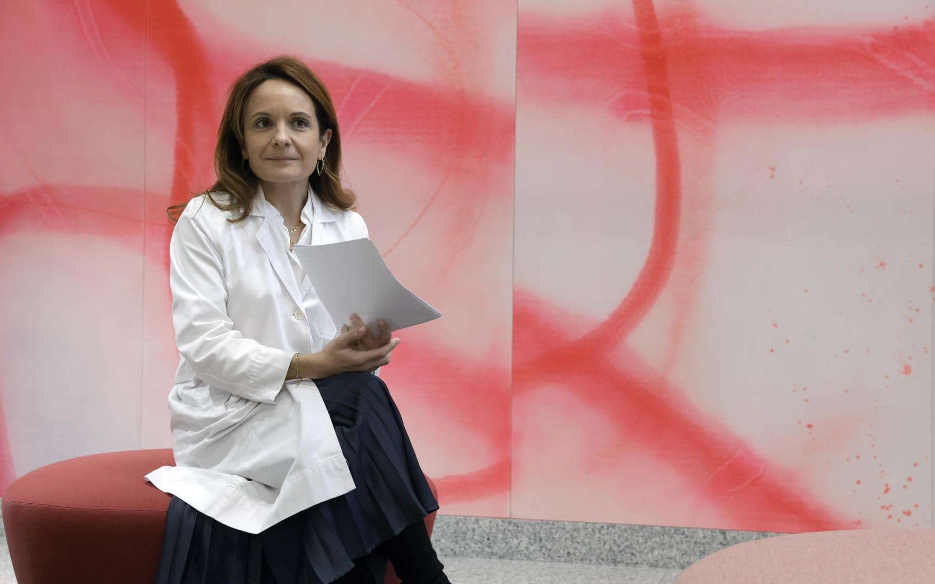 MADRID, 15/11/2025.- La doctora Sonsoles Guadalix, codirectora del departamento de Endocrinología y Nutrición de la Clínica Universidad de Navarra (CUN), en su sede de Madrid, durante una entrevista con EFE en la que afirma que la implantación progresiva de técnicas para el estudio molecular de muestras obtenidas a partir de biopsias puede evitar el 67 % de las cirugías de la glándula tiroides que actualmente se practican a pesar de los riesgos que comportan. EFE/Zipi Aragón