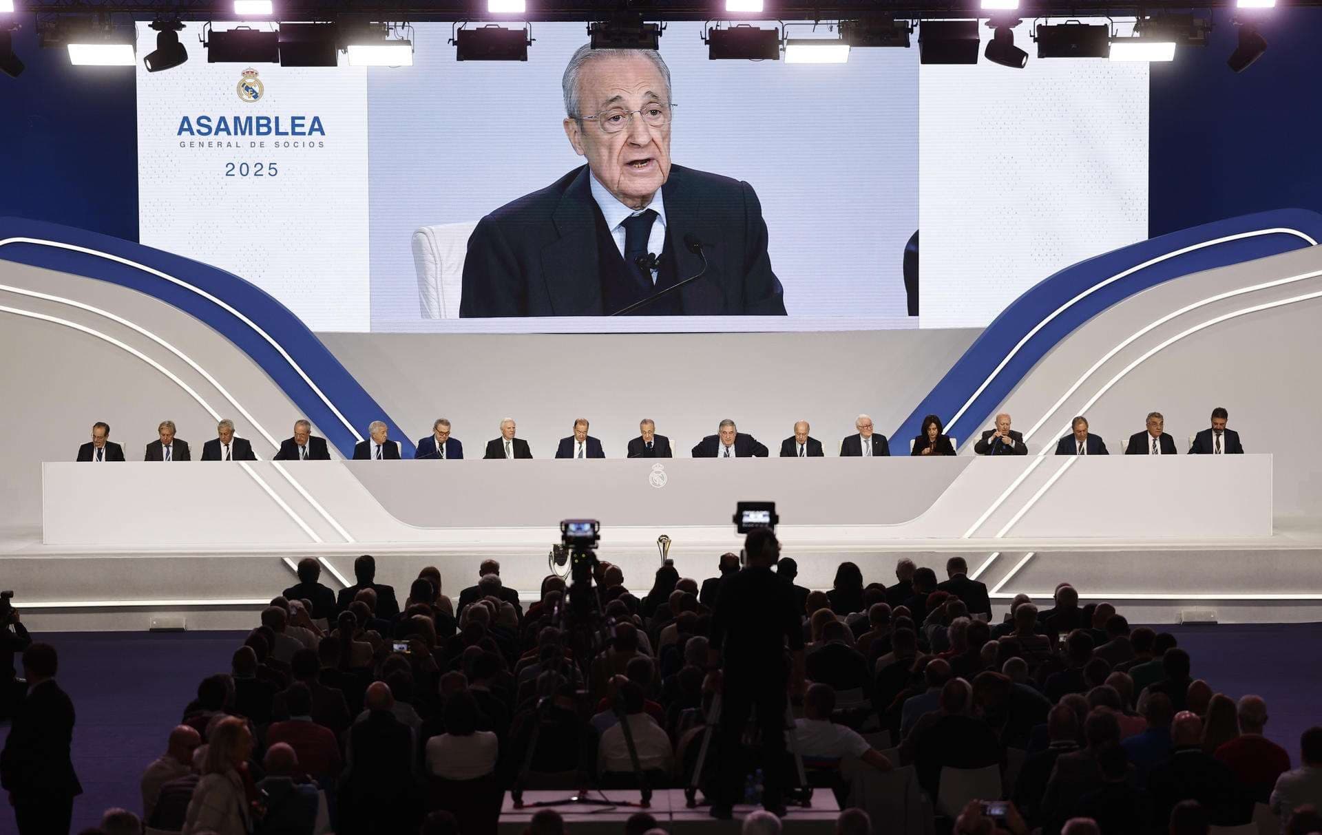 El presidente del Real Madrid, Florentino Pérez, en la asamblea general ordinaria del club en Madrid. Una reunión de los socios compromisarios para avanzar en el proyecto de gran cambio de su modelo societario y aprobar los datos económicos, que superan los mil millones de euros de ingresos en el último ejercicio. EFE/ Rodrigo Jiménez