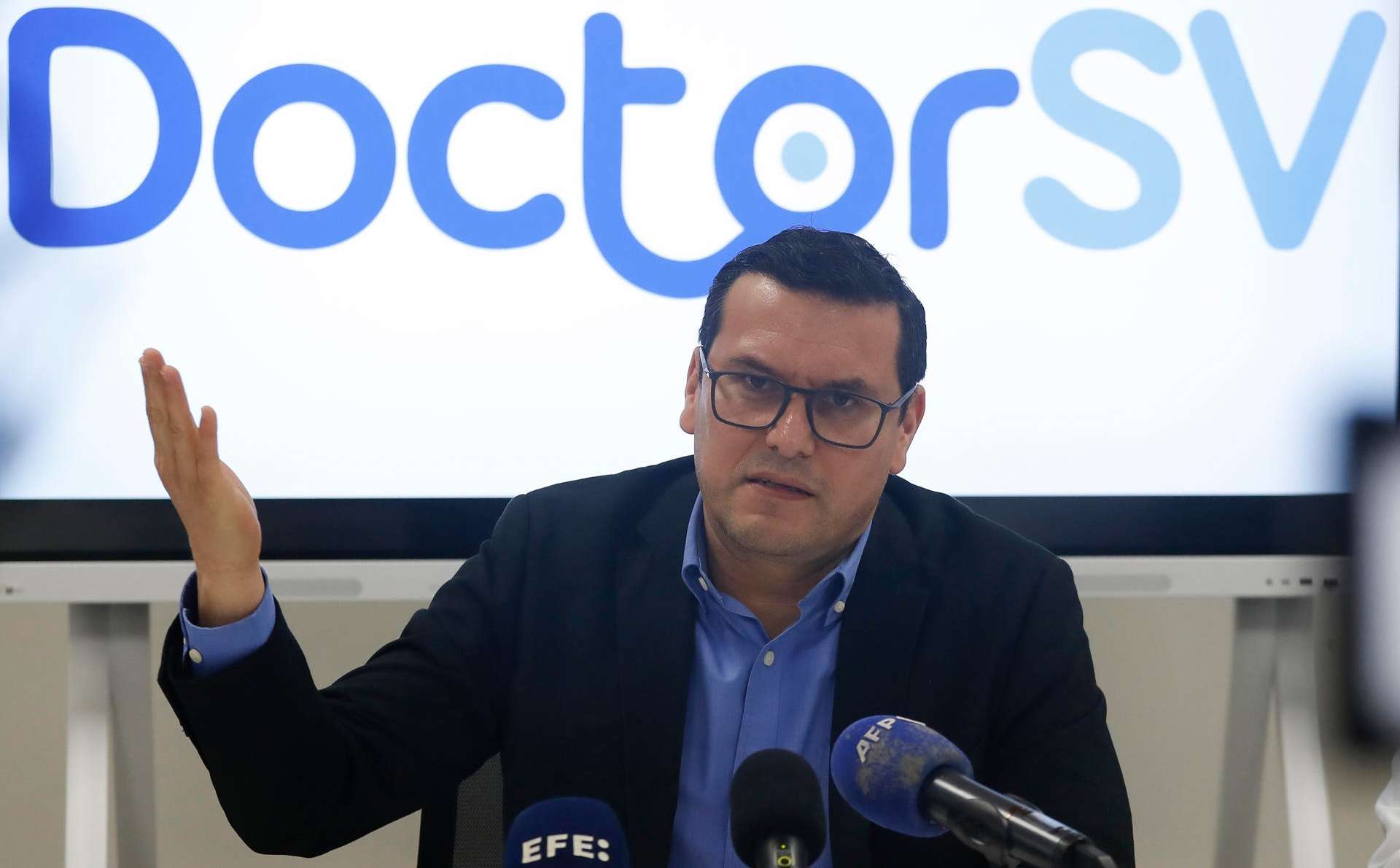 El director de 'Doctor SV', Manuel Bello, habla durante una rueda de prensa este jueves, en San Salvador (El Salvador). EFE/ Rodrigo Sura