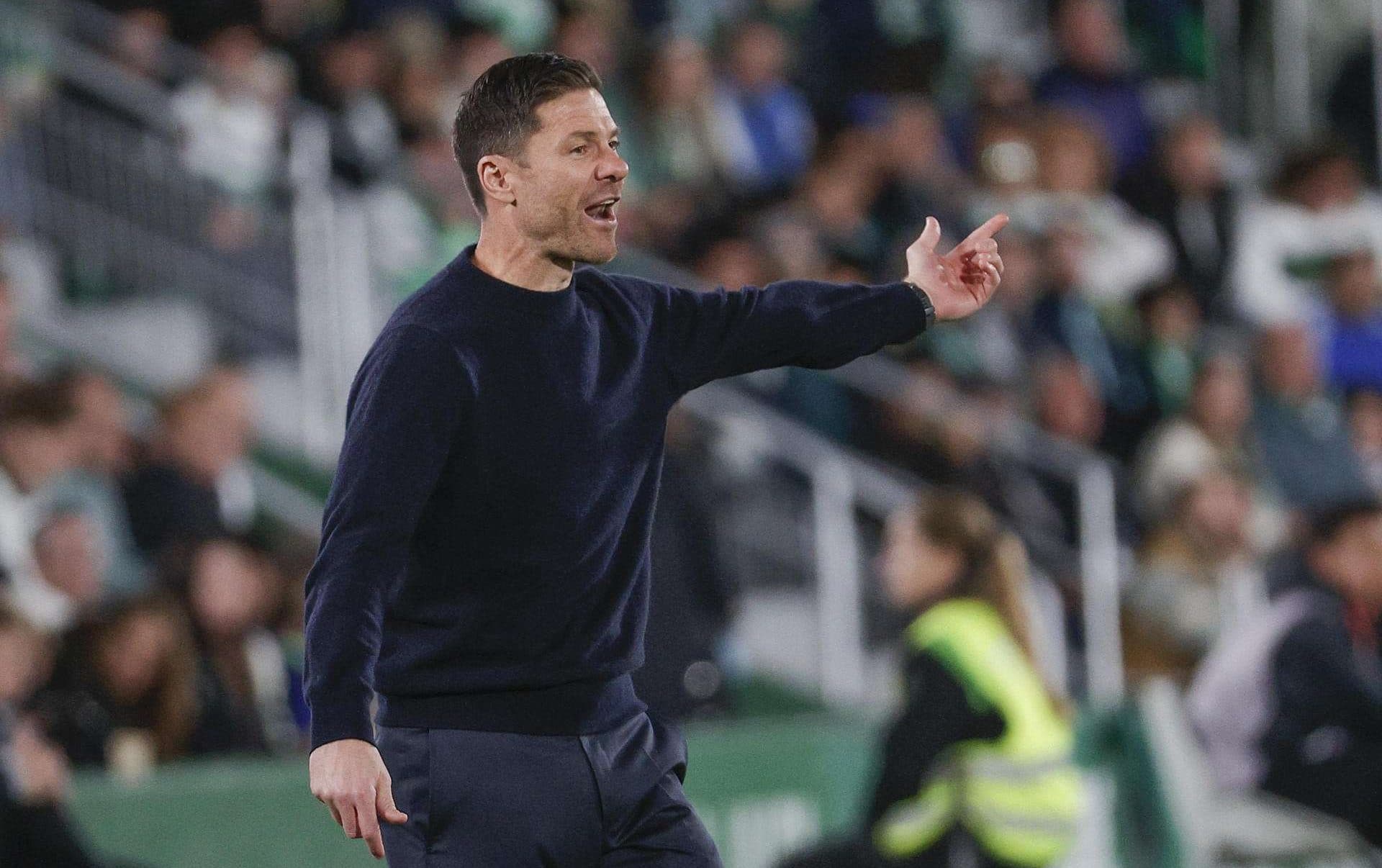 El entrenador del Real Madrid Xabi Alonso durante el partido de la jornada 13 de LaLiga entre el Elche CF y el Real Madrid, en el estadio Martínez Valero. EFE/Manuel Bruque
