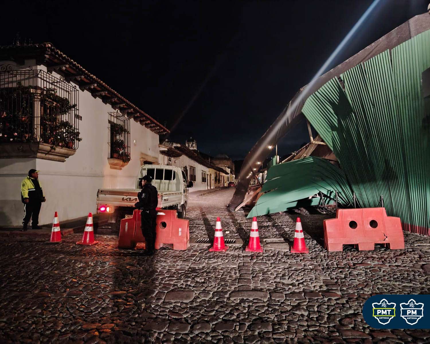 Fuerte viento provoca caída de láminas en el centro de Antigua Guatemala