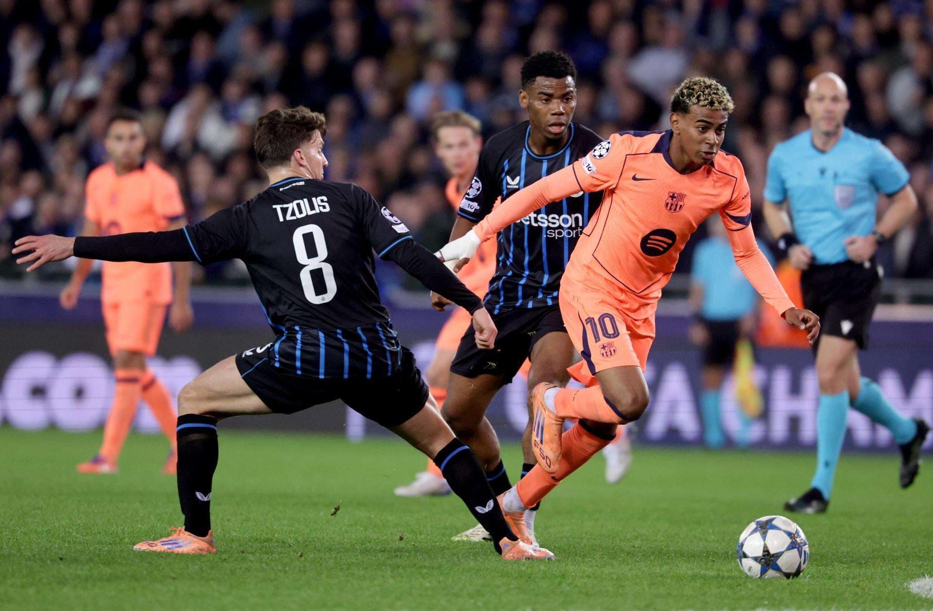 Lamine Yamal durante el partido de la cuarta jornada de la UEFA Champions League que han jugado Club Brugge KV y FC Barcelona,en Brujas. EFE/EPA/OLIVIER MATTHYS