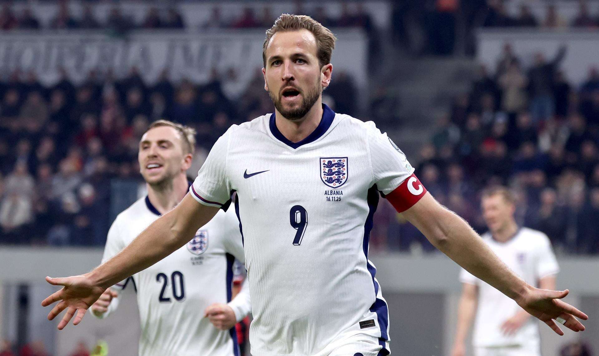 El delantero Harry Kane celebra un gol durante el partido de clasificación que han jugado Albania e Inglaterra en Tirana, Albania. EFE/EPA/GEORGI LICOVSKI
