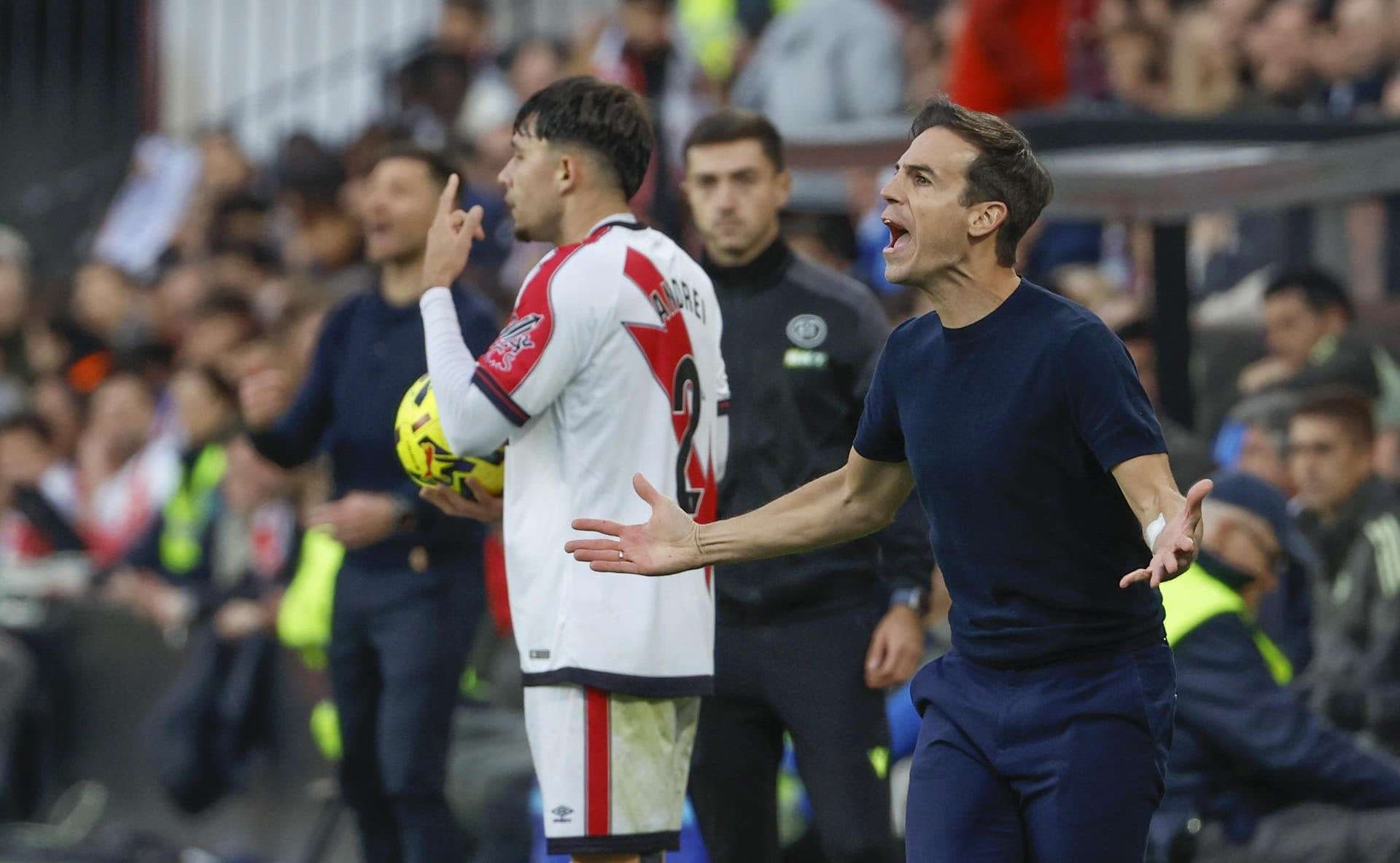 El entrenador del Rayo Vallecano, Íñigo Pérez, durante el partido de la jornada 12 de LaLiga EA Sports que Rayo Vallecano y Real Madrid disputaron en el Estadio de Vallecas, en la capital española. EFE/ Mariscal