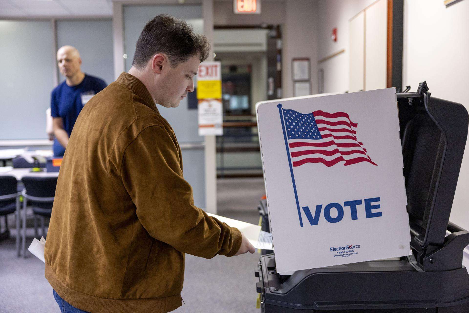 Votantes de Virginia acuden a las urnas preocupados por el cierre de Gobierno en EE.UU.