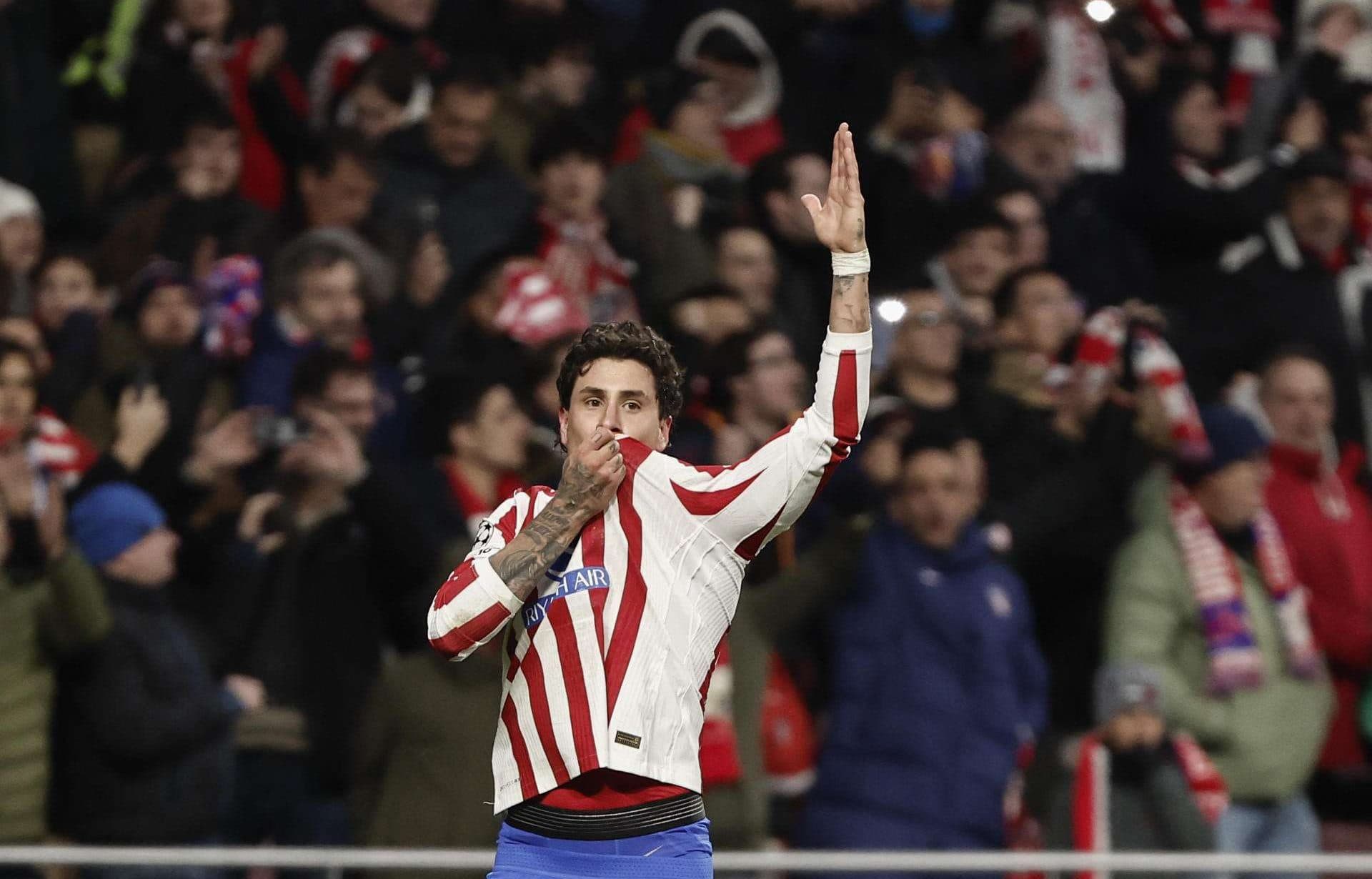 El defensa uruguayo del Atlético de Madrid, José María Giménez, celebra el segundo gol del equipo rojiblanco durante el partido de la Liga de Campeones que Atlético de Madrid e Inter de Milán disputaron en el estadio Metropolitano. EFE/Sergio Pérez.