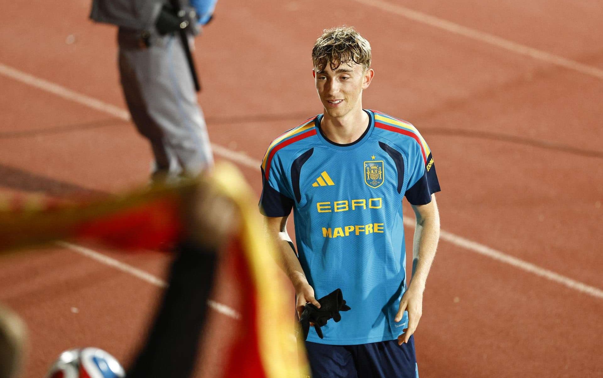 El defensa de la selección española Dean Huijsen participa en un entrenamiento en la Ciudad del Fútbol de Las Rozas, en Madrid, de cara a los partidos clasificatorios para el Mundial 2026 contra Georgia y Turquía. EFE/ Rodrigo Jiménez