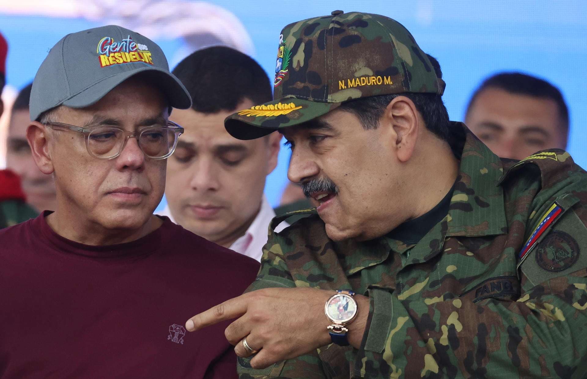 El presidente de Venezuela, Nicolás Maduro (d), habla con el presidente de la Asamblea Nacional (AN) Jorge Rodríguez. EFE/ Miguel Gutiérrez