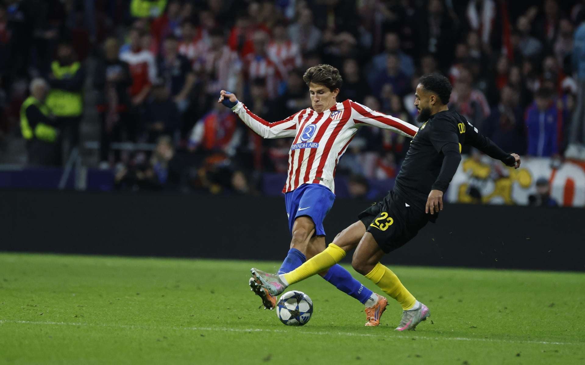 El centrocampista argentino del Atlético de Madrid, Giuliano Simeone (i), intenta llevarse el balón ante el defensor del Union Saint-Gilloise e en el estadio Metropolitano, en Madrid en foto de partido de Juanjo Martín. EFE.