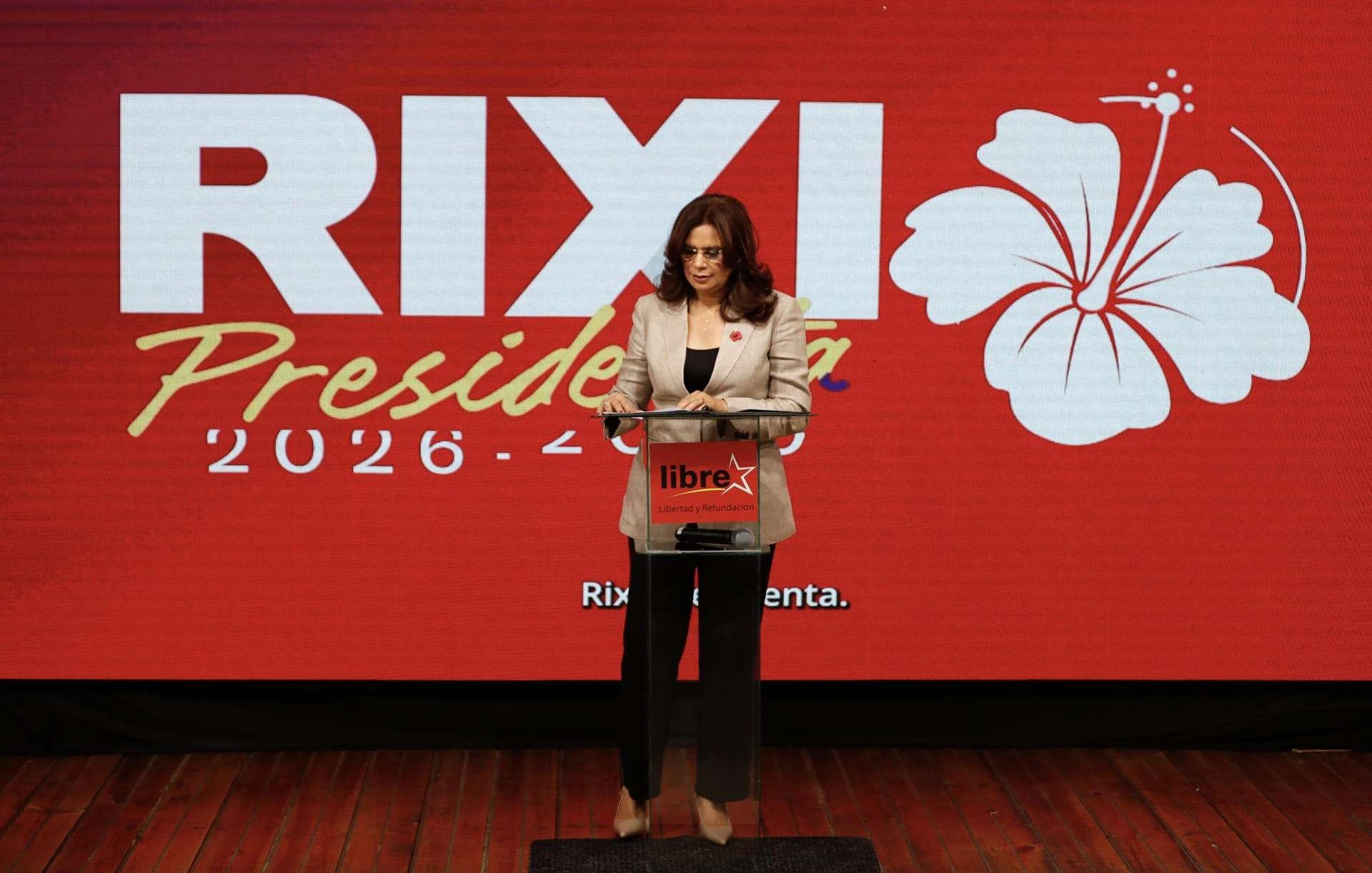 La candidata a la Presidencia de Honduras por el Partido Libertad y Refundación (Libre), Rixi Moncada, habla durante una rueda de prensa este sábado, en Tegucigalpa (Honduras). EFE/ Gustavo Amador