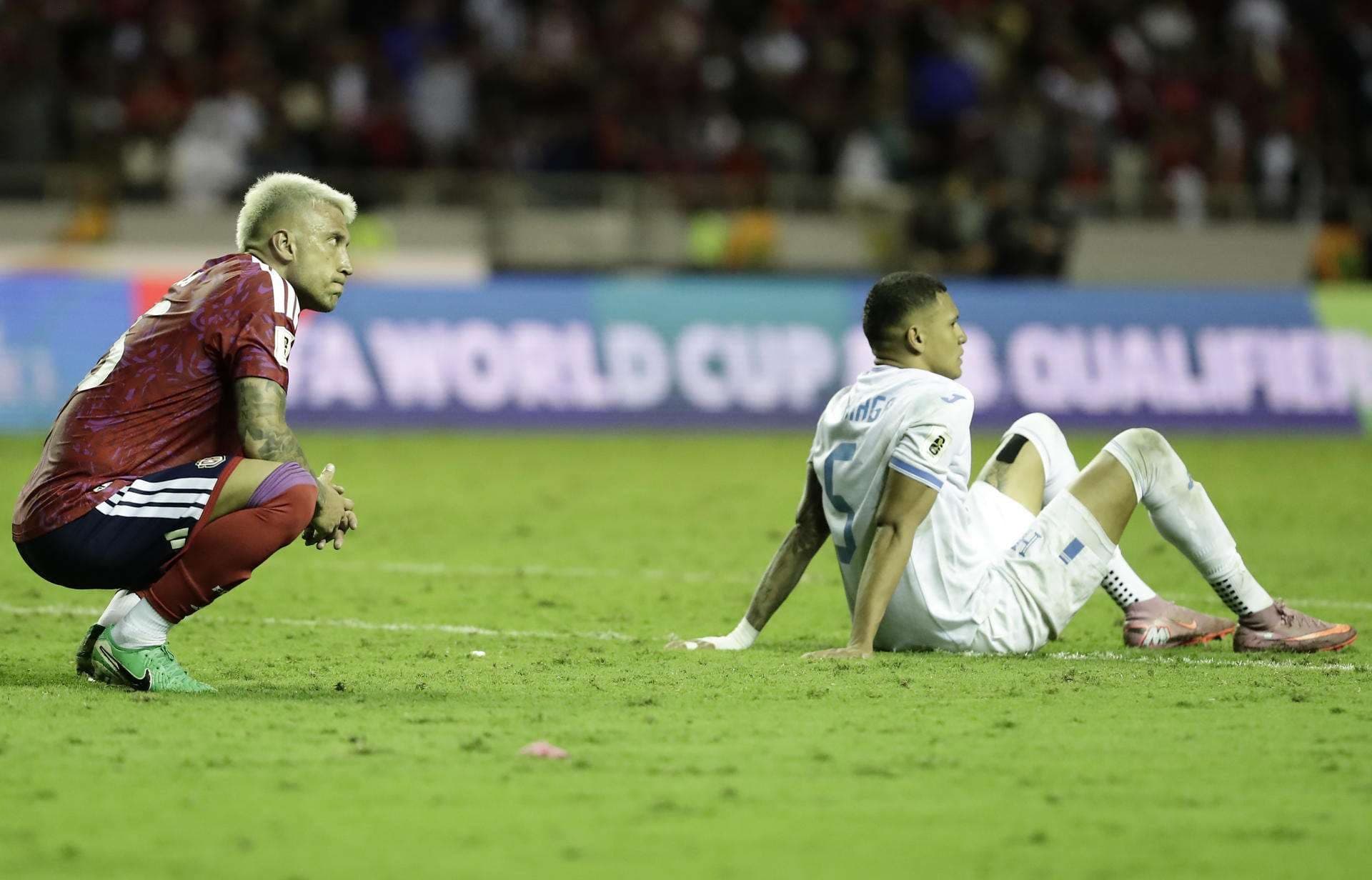 Francisco Calvo (i), de Costa Rica, se lamenta junto a Kervin Arriaga, de Honduras, este martes en un partido por las eliminatorias de la Concacaf al Mundial 2026 en el que ambas selecciones quedaron eliminadas. EFE/ ??Jeffrey Arguedas