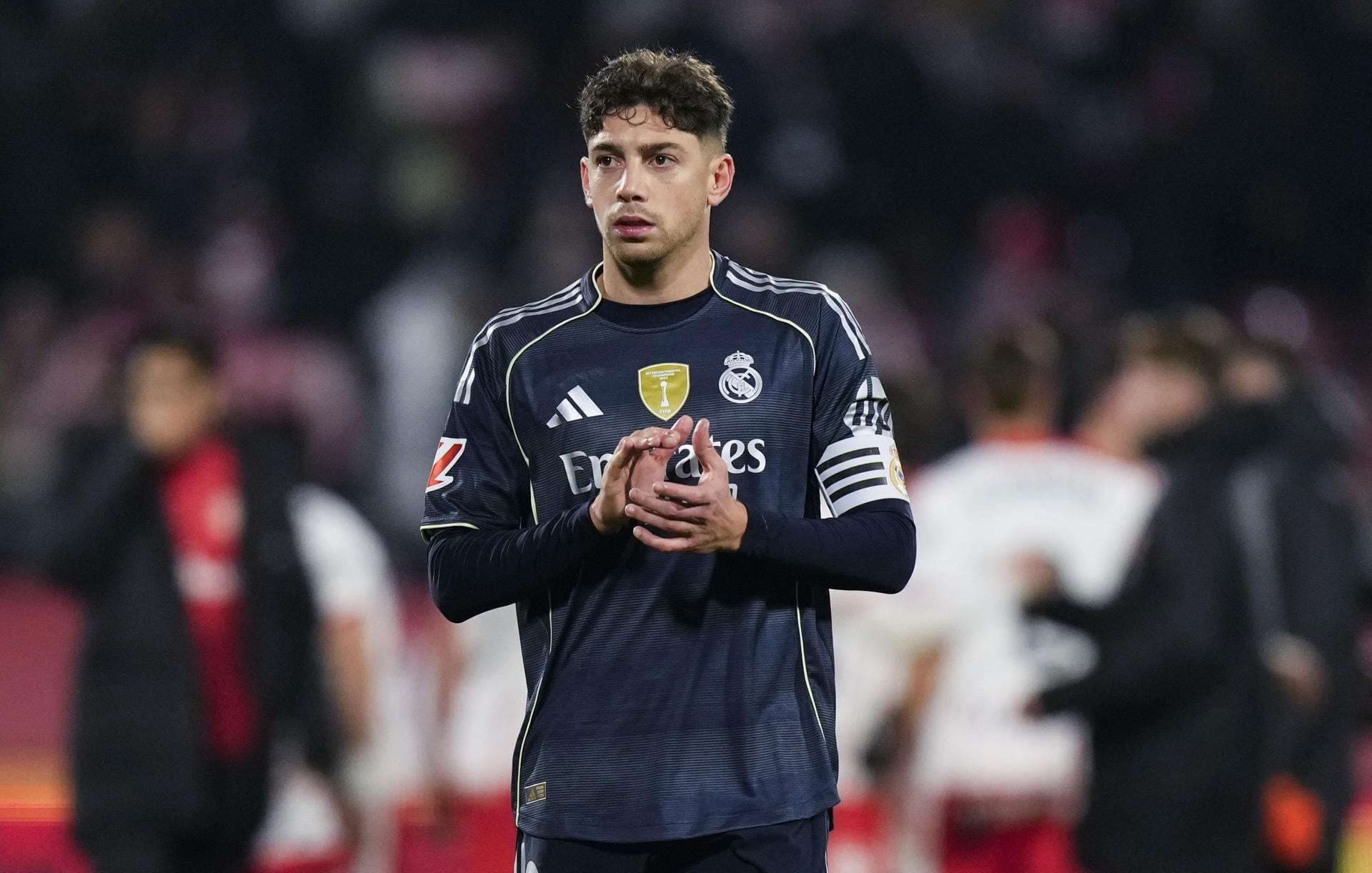 El centrocampista uruguayo del Real Madrid, Federico Valverde, a la finalización del encuentro correspondiente a la jornada 14 de Laliga EA Sports que disputaron Girona y Real Madrid en el estadio Montilivi, en Girona. EFE / Siu Wu.