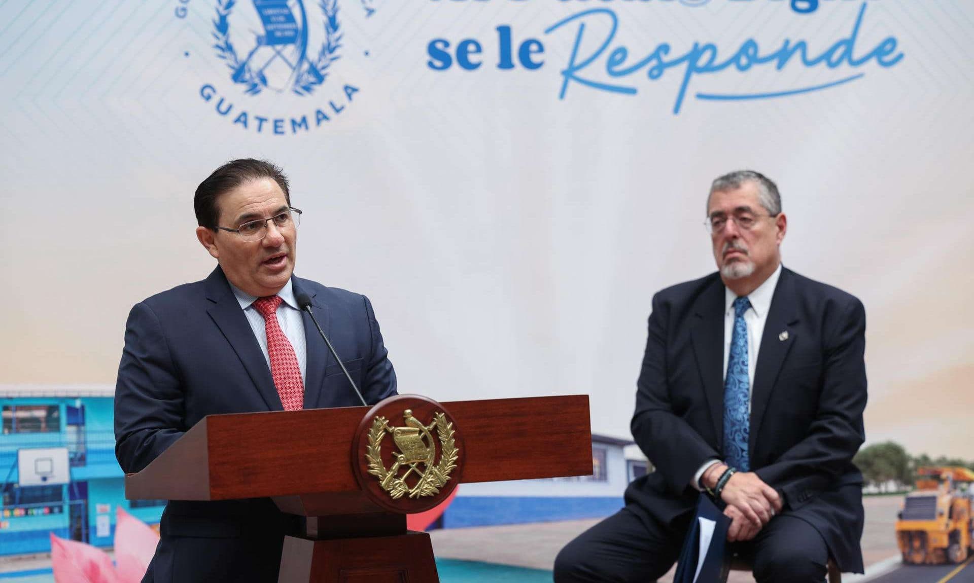 El ministro de Gobernación de Guatemala, Marco Villeda (i), habla en una conferencia de prensa este miércoles, en el Palacio Nacional de la Cultura en Ciudad de Guatemala (Guatemala). EFE/ Mariano Macz