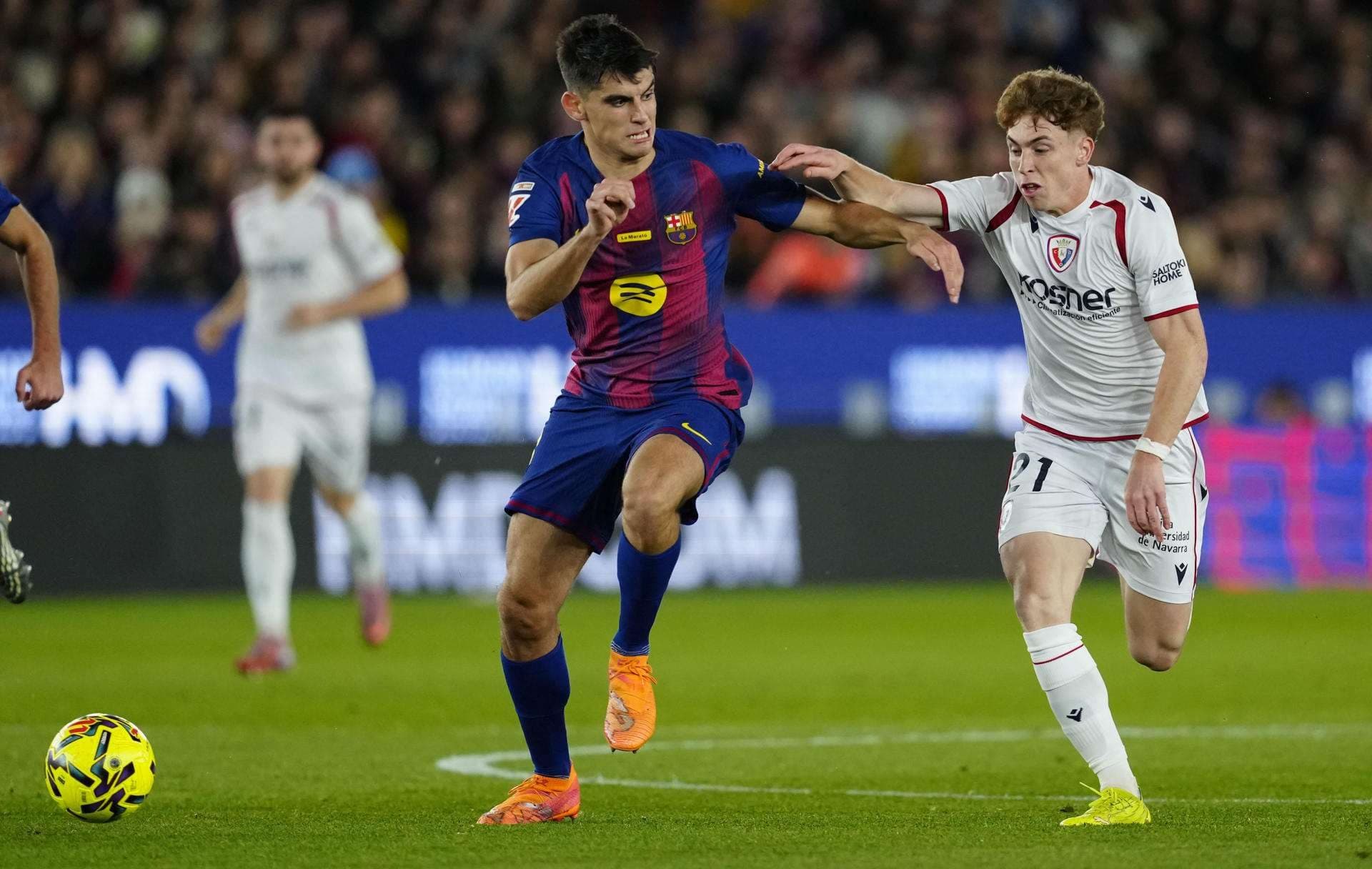 El defensa del FC Barcelona, Gerard Martí (i), disputa el balón ante el delantero de Osasuna, Victor Muñoz, durante el partido de la jornada 16 de LaLiga que FC Barcelona y Atlético Osasuna disputaron en el Camp Nou. EFE/ Alejandro García