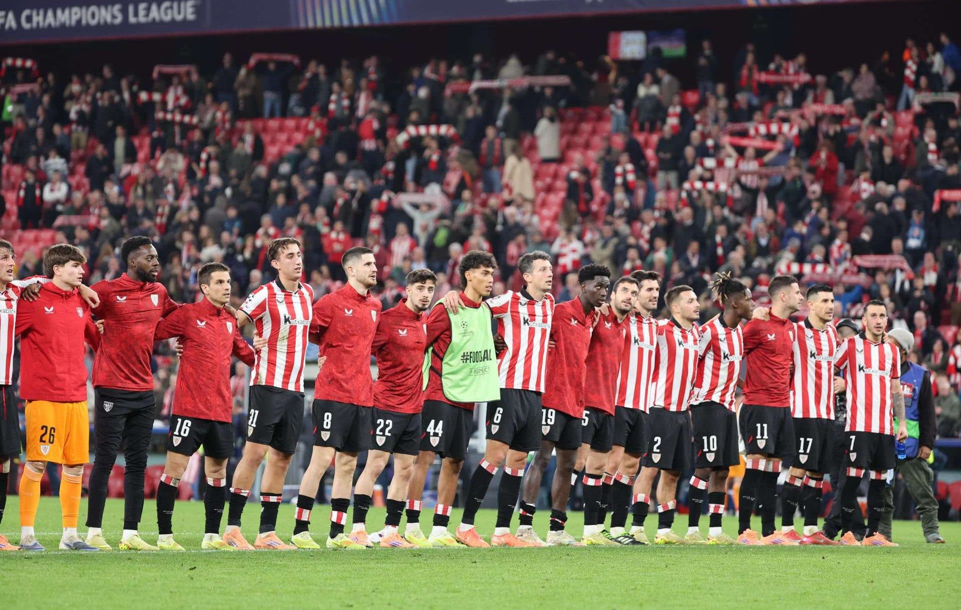 Los jugadores del Athletic Club a la finalización del partido de Liga de Campeones que Athletic Club y Paris Saint-Germain han disputado en el estadio de San Mamés, en Bilbao. EFE/Luis Tejido