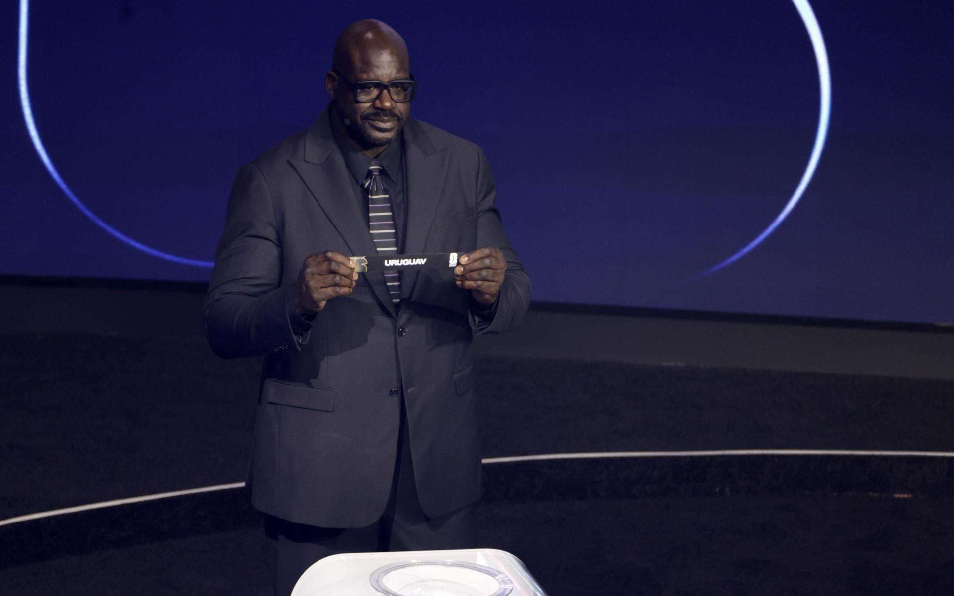 Shaquille O'Neal sostiene el boleto de Uruguay durante el Sorteo Final de la Copa Mundial de la FIFA 2026. EFE/EPA/Shawn Thew