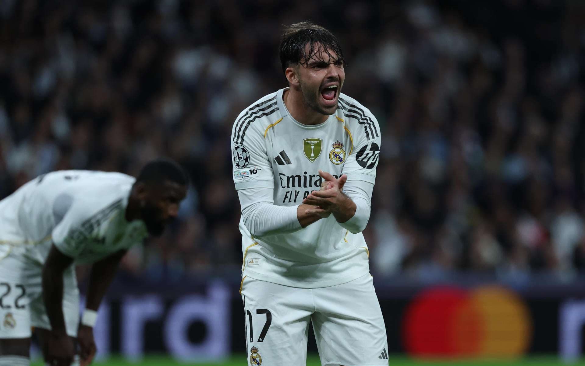El defensa del Real Madrid Raúl Asencio durante el encuentro correspondiente a la fase regular de la Liga de Campeones que disputan este miércoles Real Madrid y Manchester City en el estadio Santiago Bernabéu, en Madrid. EFE/ Kiko Huesca