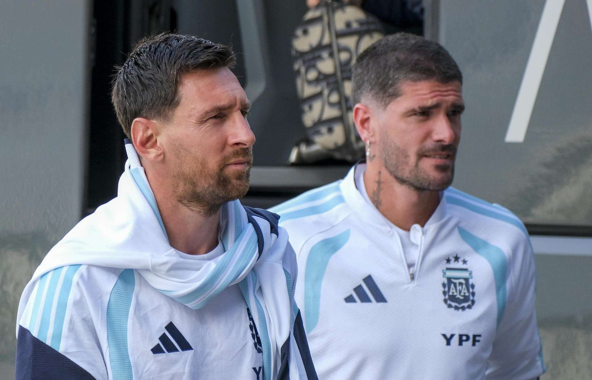 Lionel Messi, junto a su compañero de la selección argentina Rodrigo De Paul (d), EFE/Pablo Miranzo