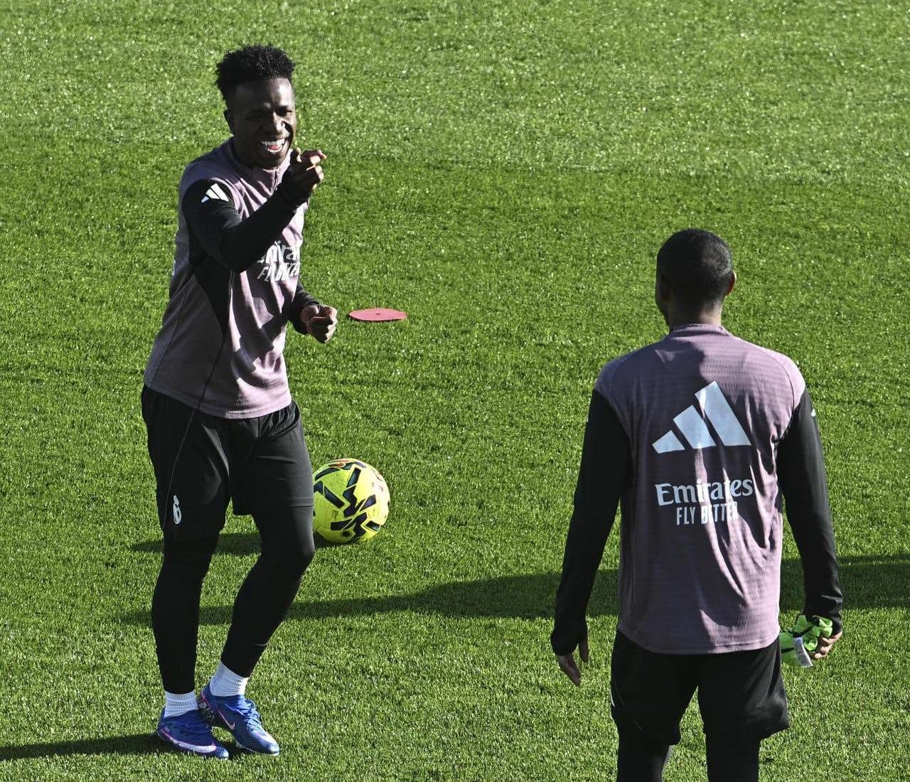 El brasileño Vinícius Junior reconoció tras un 2025 sin títulos en el Real Madrid que tienen "que mejorar" en el nuevo año, y en lo personal, admitió que sigue "aprendiendo mucho" en el club blanco, tras ser silbado por parte del madridismo en su último partido en el Santiago Bernabéu.