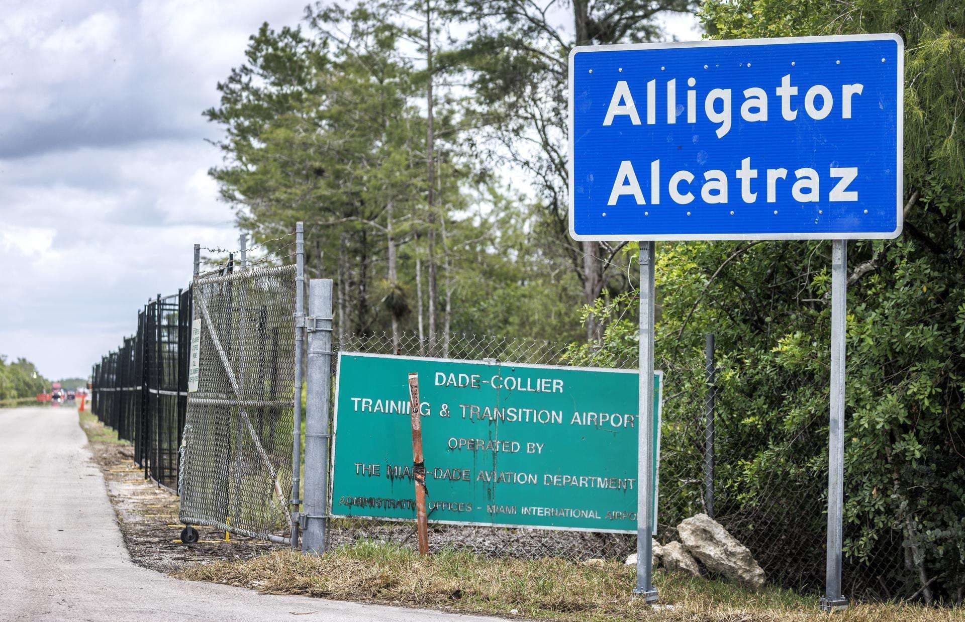 Fotografía de archivo de la entrada del centro de detención Alligator Alcatraz en Ochopee (EE. UU.). EFE/EPA/CRISTOBAL HERRERA-ULASHKEVICH