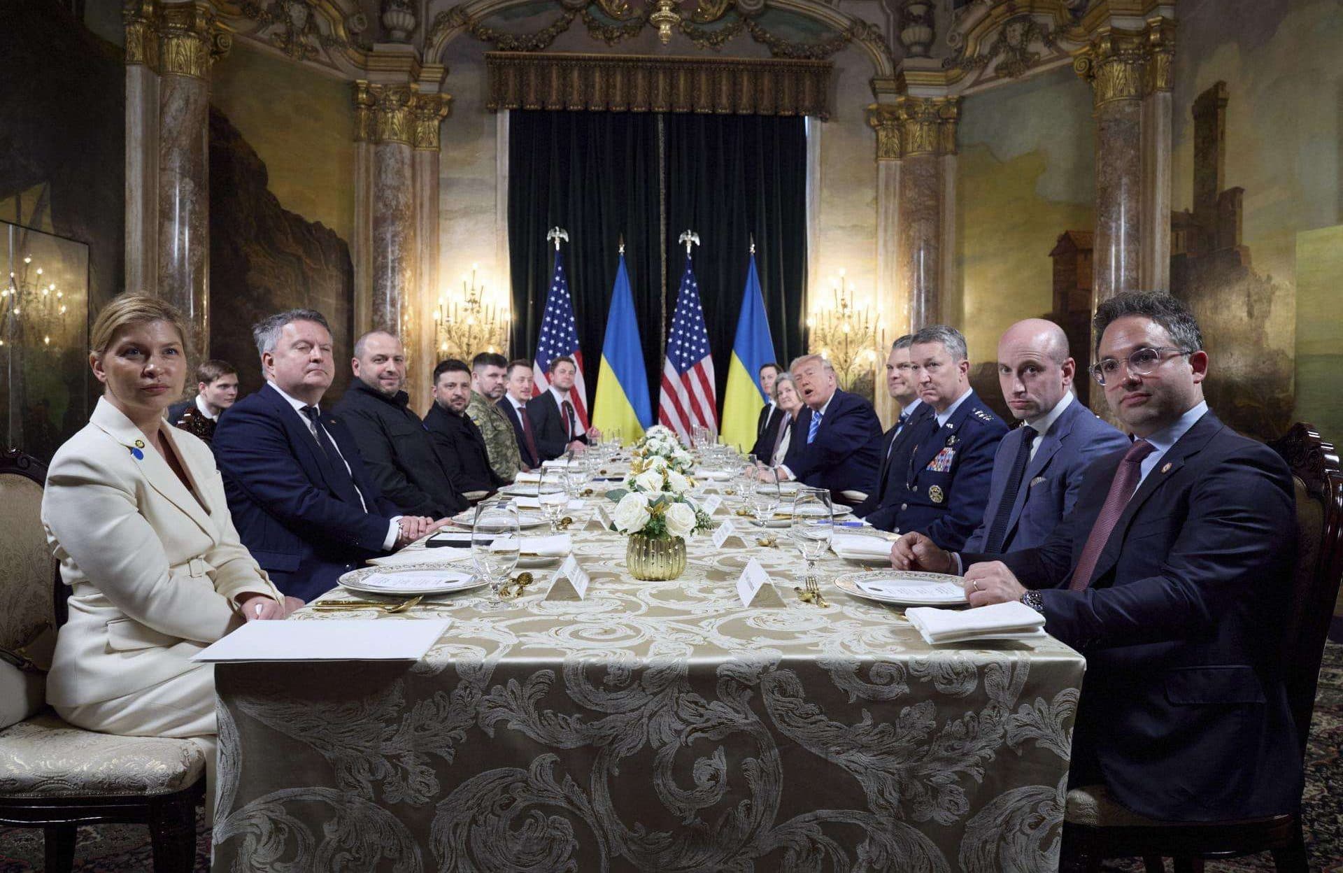 Una fotografía proporcionada por el Servicio de Prensa Presidencial muestra al presidente estadounidense, Donald Trump (5-D), y al presidente ucraniano, Volodímir Zelenski (5-I), con los miembros de su delegación, asistiendo a su reunión en Florida, EE.UU., el 28 de diciembre de 2025. EFE/EPA/PRESIDENTIAL PRESS