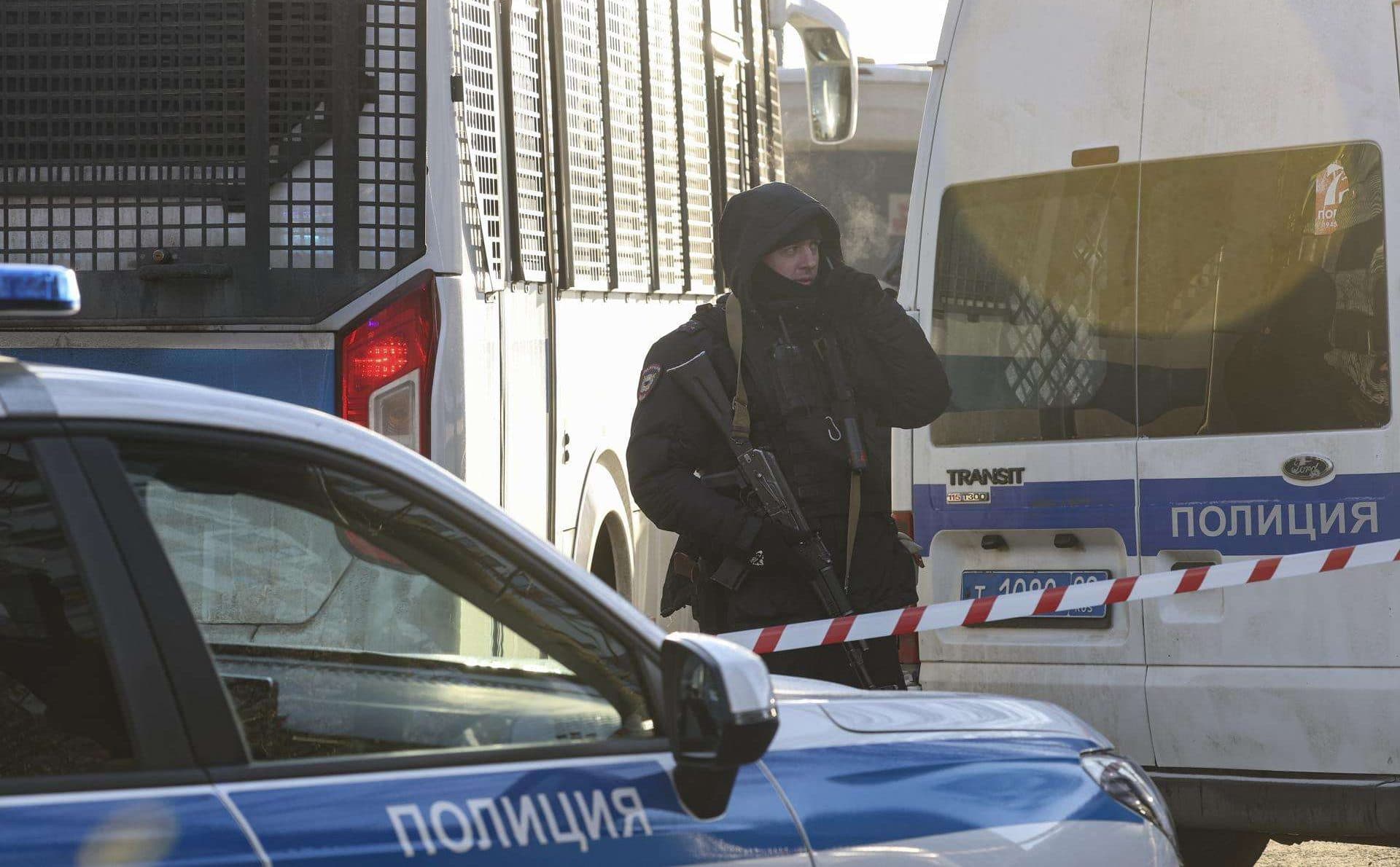 Un policía ruso bloquea una calle tras un ataque con bomba contra un vehículo de una patrulla de tránsito de la policía en el sur de Moscú, el 24 de diciembre de 2025. EFE/EPA/MAXIM SHIPENKOV