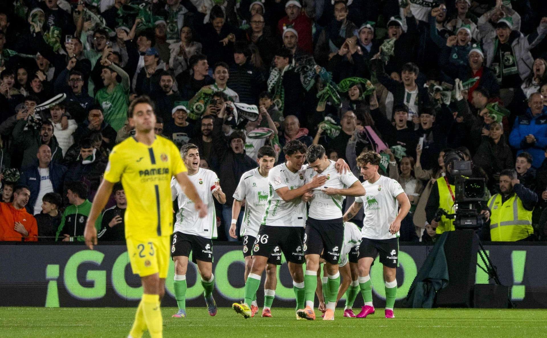 Los jugadores del Racing celebran uno de los goles conseguidos por el equipo cántabro durante el encuentro correspondiente a los dieciseisavos de final de la Copa del Rey que disputaron Racing y Villarreal en el estadio de El Sardinero, en Santander. EFE/Pedro Puente Hoyos.