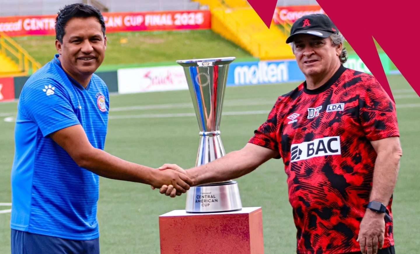 amarini y el tecnico de alajuelense.