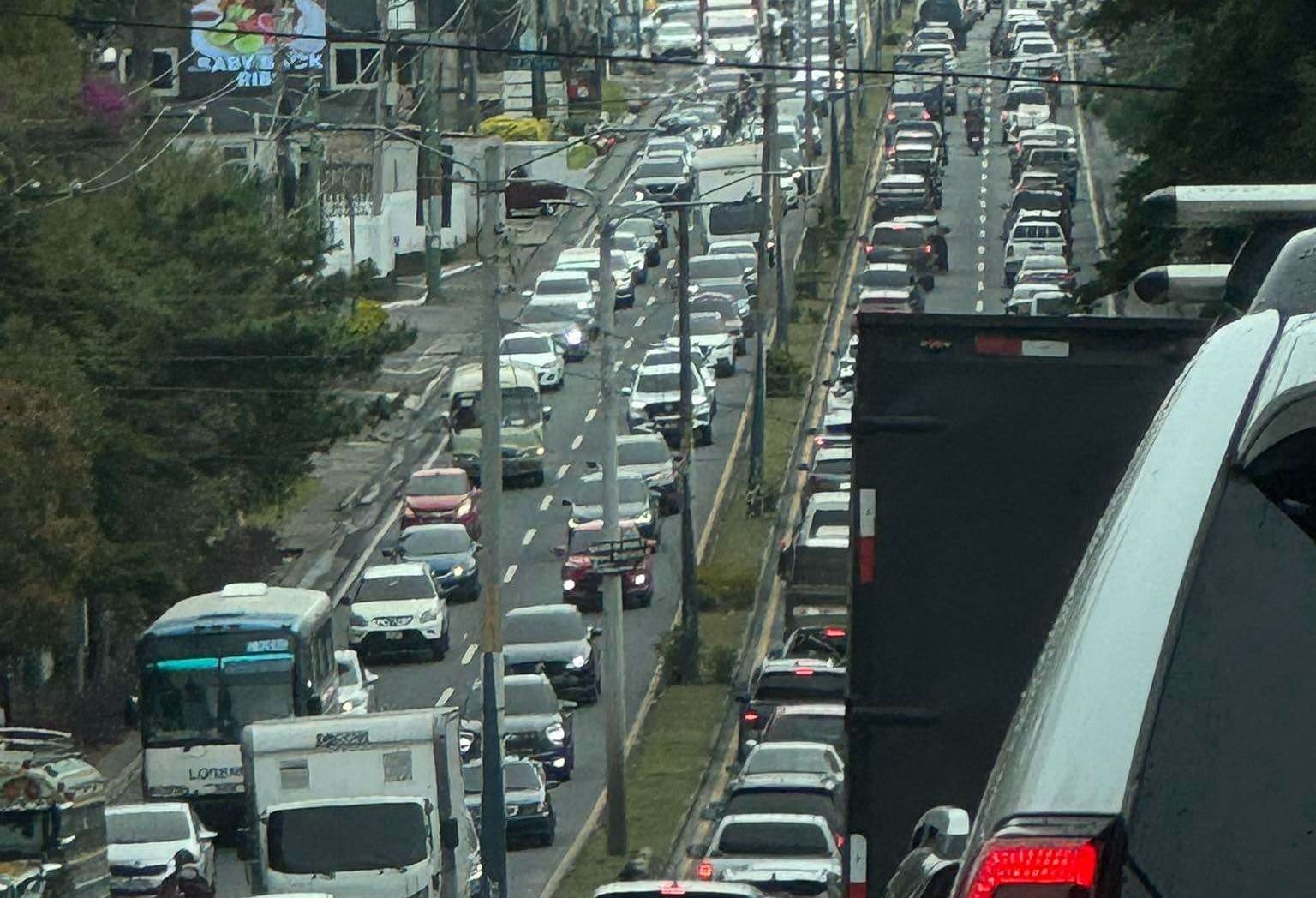 Trafico en Carretera a El Salvador. (Foto: Alejandro Prera Estrade).