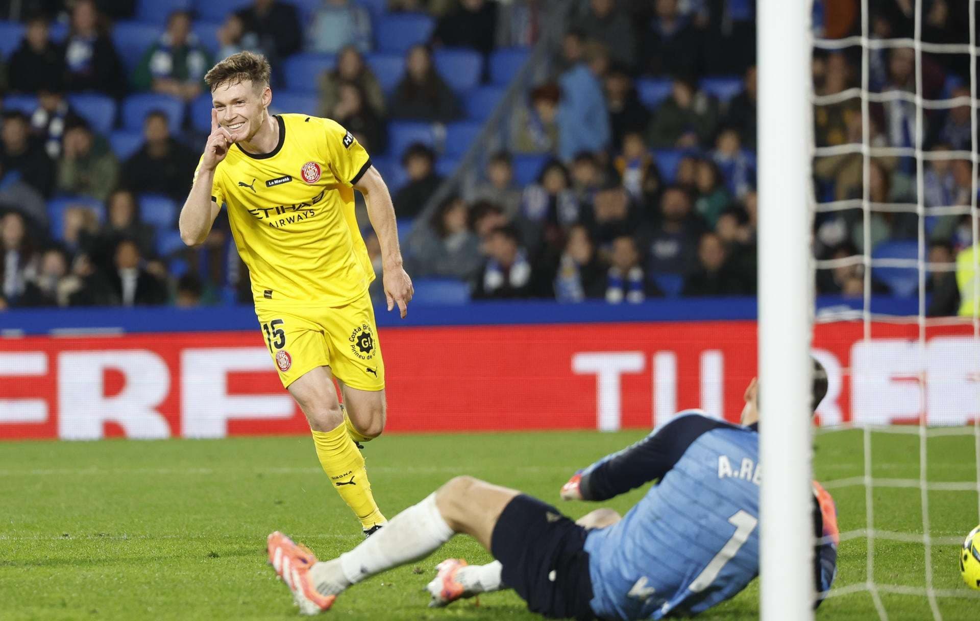 El centrocampista ucraniano del Girona Viktor Tsygankov (i) celebra su segundo gol ante la Real Sociedad, durante el partido de la jornada 16 de LaLiga entre la Real Sociedad y el Girona FC, este viernes en el Reale Arena de San Sebastián. EFE/ Javier Etxezarreta
