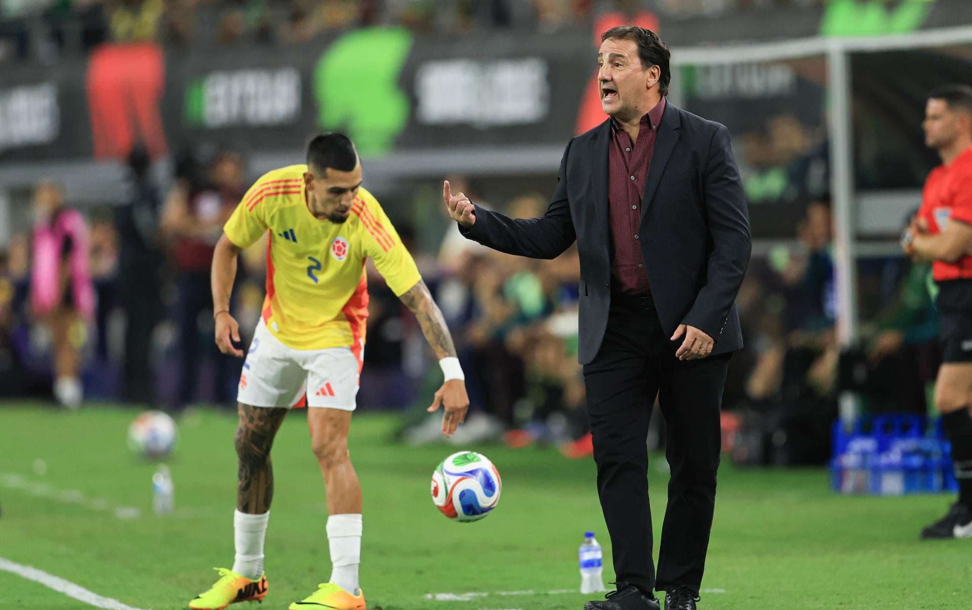 El entrenador de Colombia, Néstor Lorenzo (d), durante un partido de preparación para la Copa Mundial 2026. EFE/ Carlos Ramírez