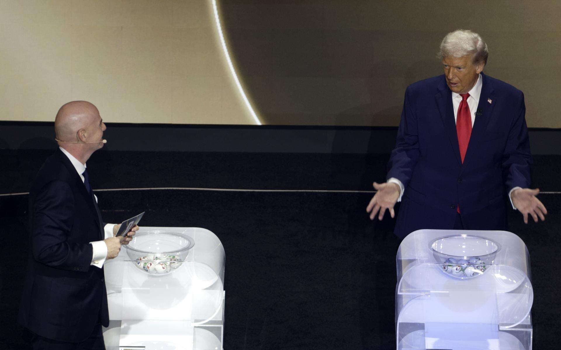 El presidente de la FIFA, Giovanni Infantino (izq), escucha al presidente de Estados Unidos, Donald Trump (der). EFE/EPA/Shawn Thew