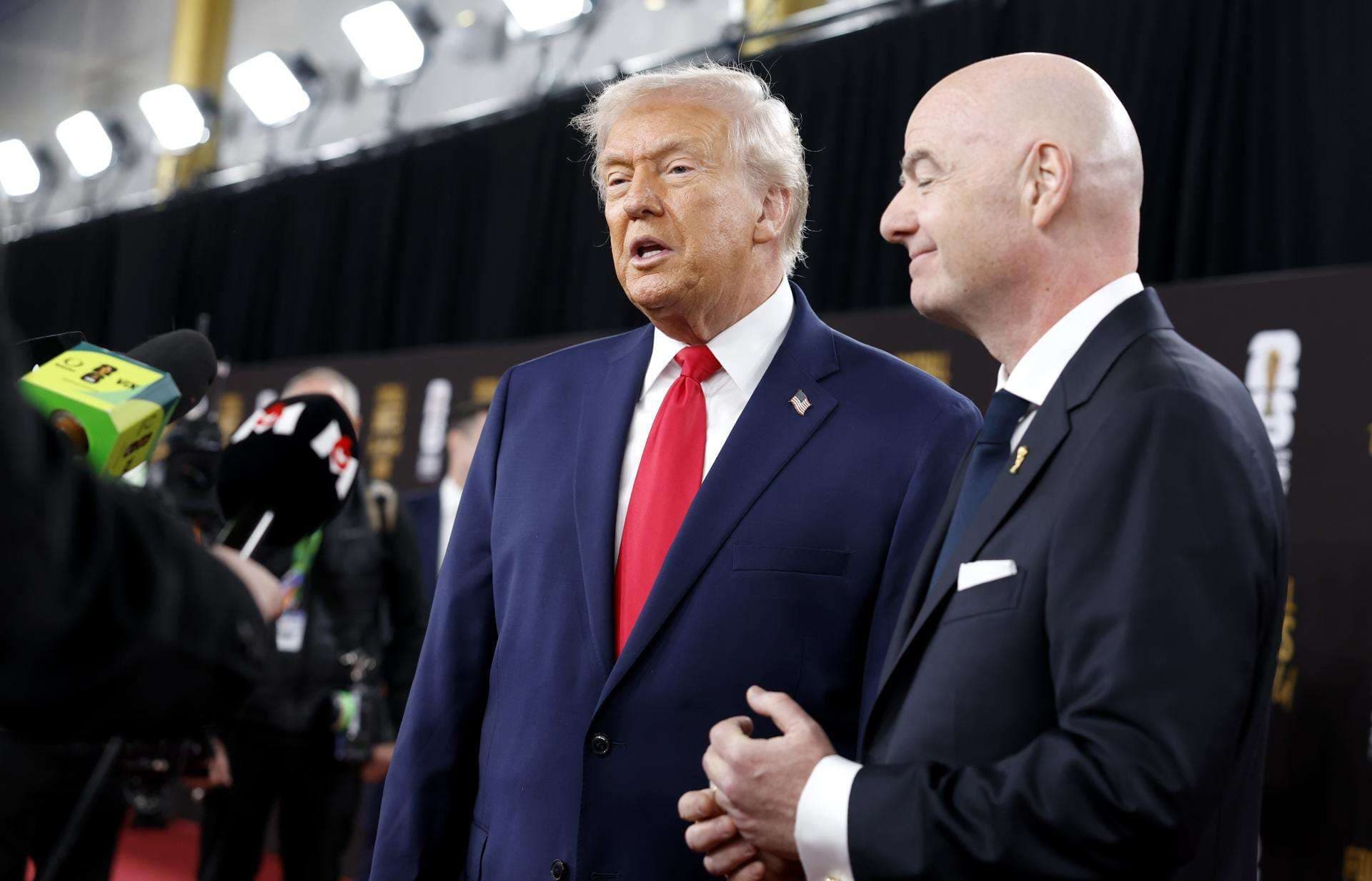 El presidente de Estados Unidos, Donald Trump (i), habla este viernes con periodistas al lado del presdente de la FIFA, Gianni Infantino, minutos antes del sorteo del Mundial 2026 en el Kennedy Center de Washington. EFE/EPA/WILL OLIVER